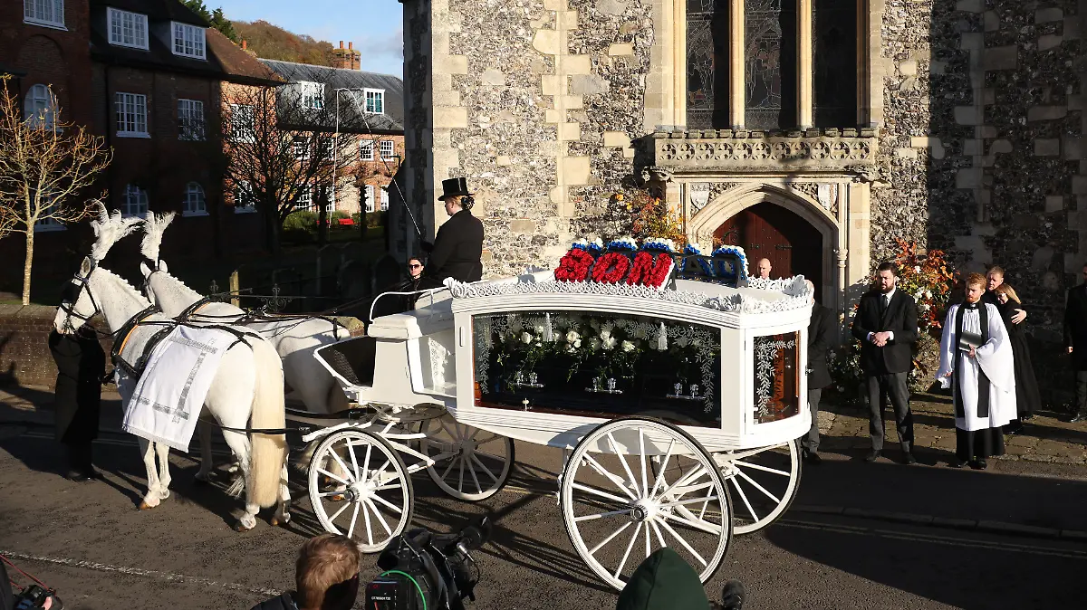 AMERSHAM, ENGLAND - NOVEMBER 20:  A white horse drawn hearse arrives for the funeral of singer Liam Payne, former member of One Direction  on November 20, 2024 in Amersham, United Kingdom. Former One Direction star Liam Payne’s private funeral in Amersham has been widely anticipated to draw celebrities and fans alike, wishing to pay their final respects. The singer died after falling from a hotel balcony in Buenos Aires on October 16.