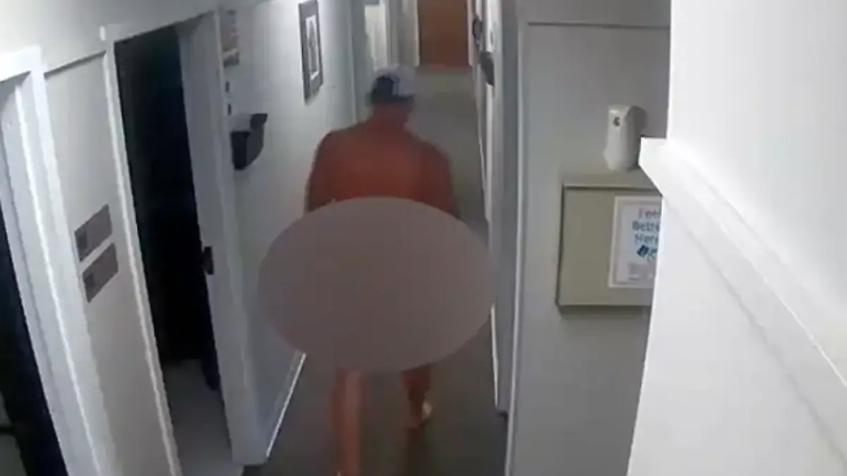 Ein nackter Mann läuft durch eine Praxis.