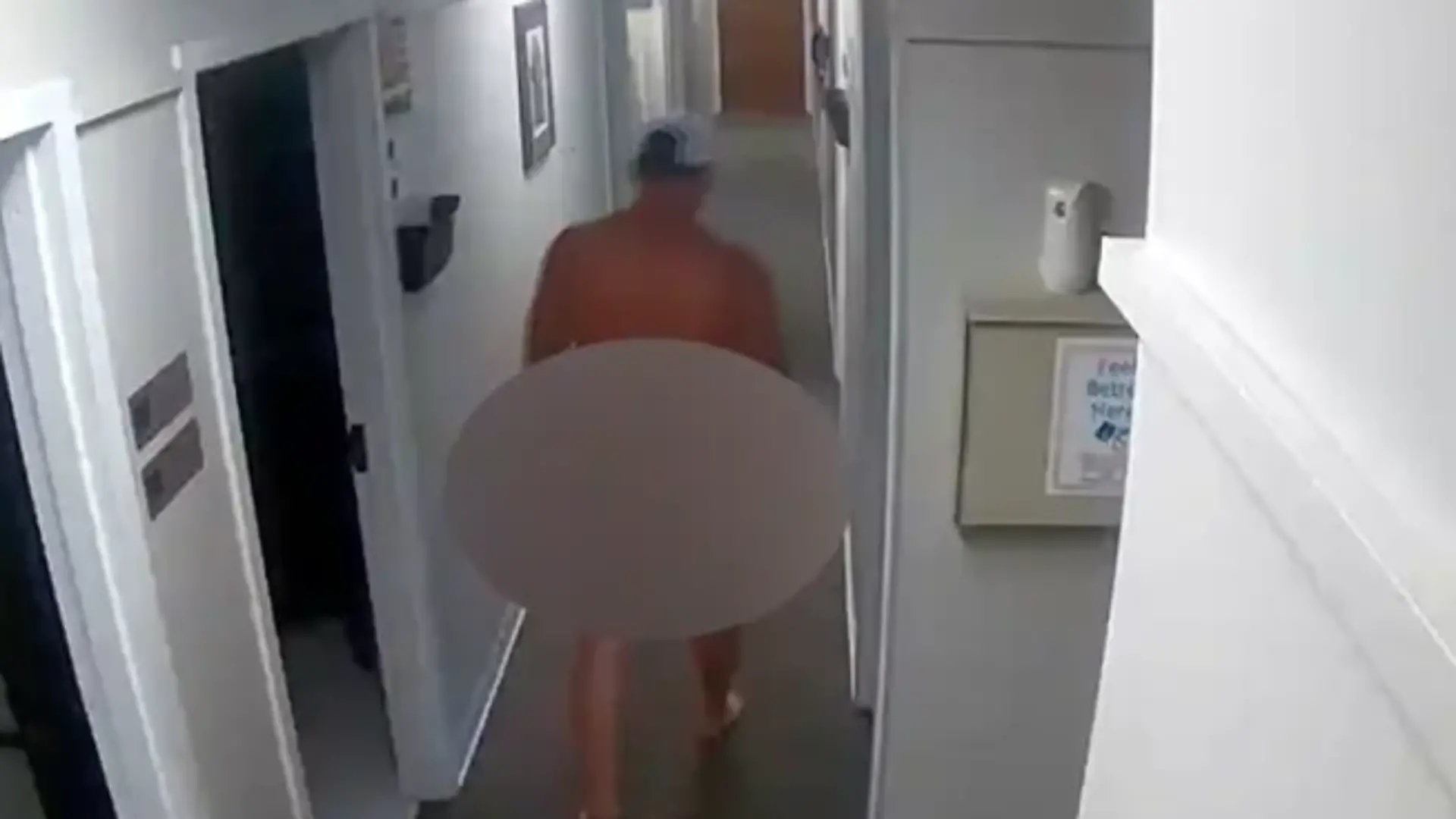 Ein nackter Mann läuft durch eine Praxis.