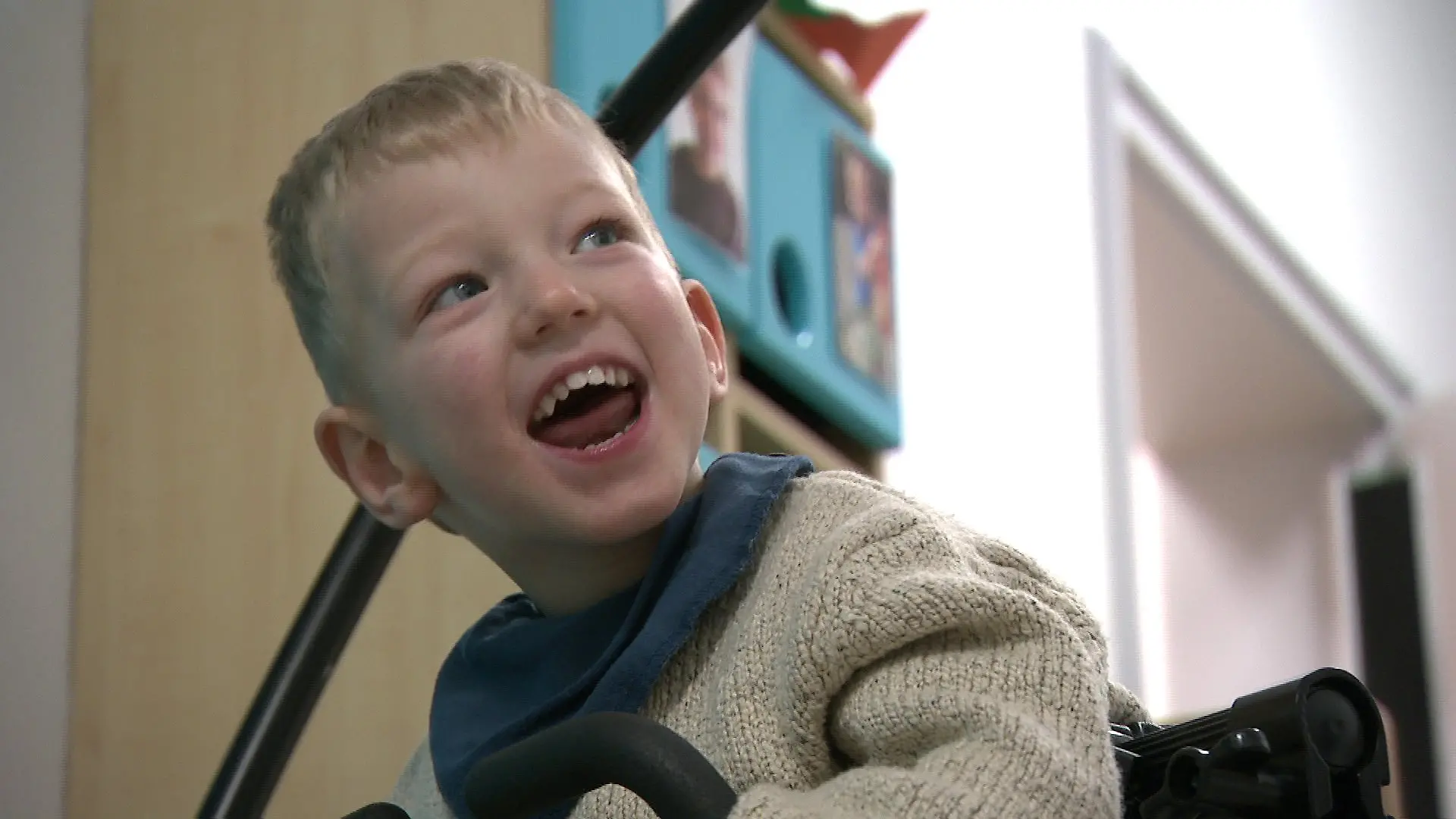 Tebbe leidet am seltenen CTNNB1-Syndrom, doch der Vierjährige aus Niedersachsen zeigt, wie stark er ist. Dank seiner Familie macht er große Fortschritte – entgegen der früheren Prognosen.