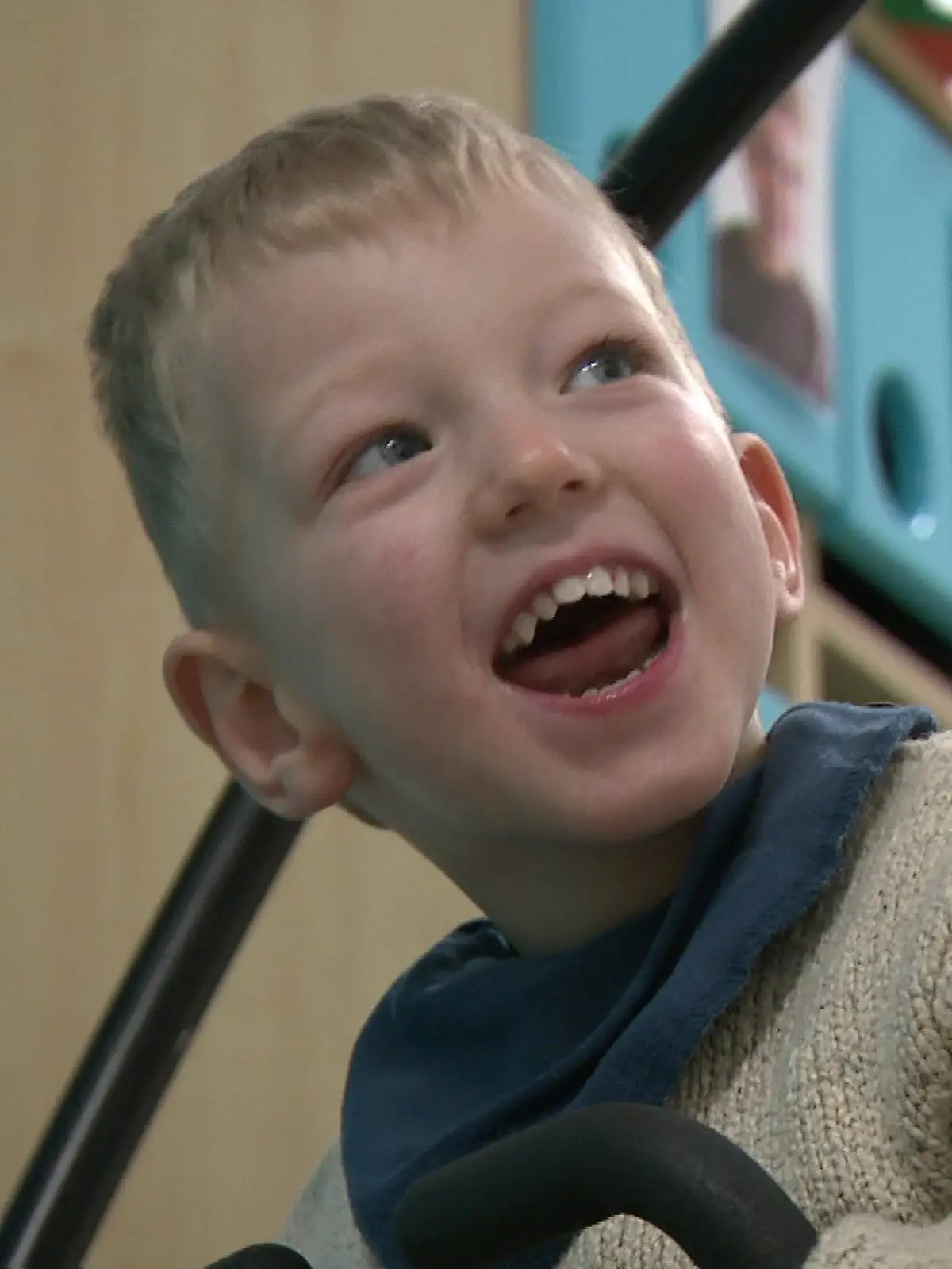 Tebbe leidet am seltenen CTNNB1-Syndrom, doch der Vierjährige aus Niedersachsen zeigt, wie stark er ist. Dank seiner Familie macht er große Fortschritte – entgegen der früheren Prognosen.