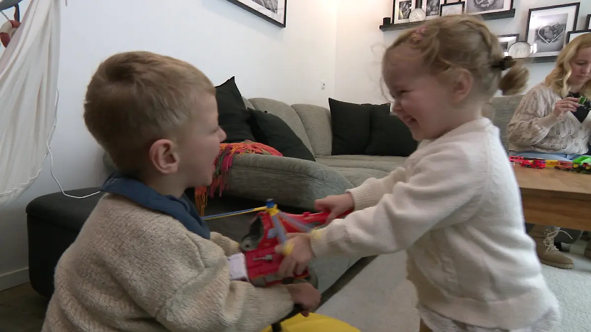 Tebbe leidet am seltenen CTNNB1-Syndrom, doch der Vierjährige aus Niedersachsen zeigt, wie stark er ist. Dank seiner Familie macht er große Fortschritte – entgegen der früheren Prognosen.