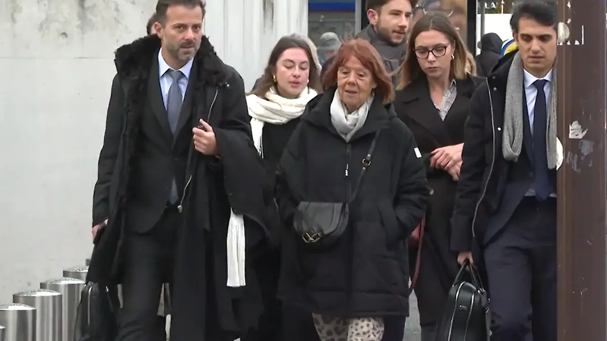 Gisèle Pelicot am 20. November auf dem Weg ins Gerichtsgebäude. Rechts neben ihr läuft ihr Anwalt Stéphane Babonneau.