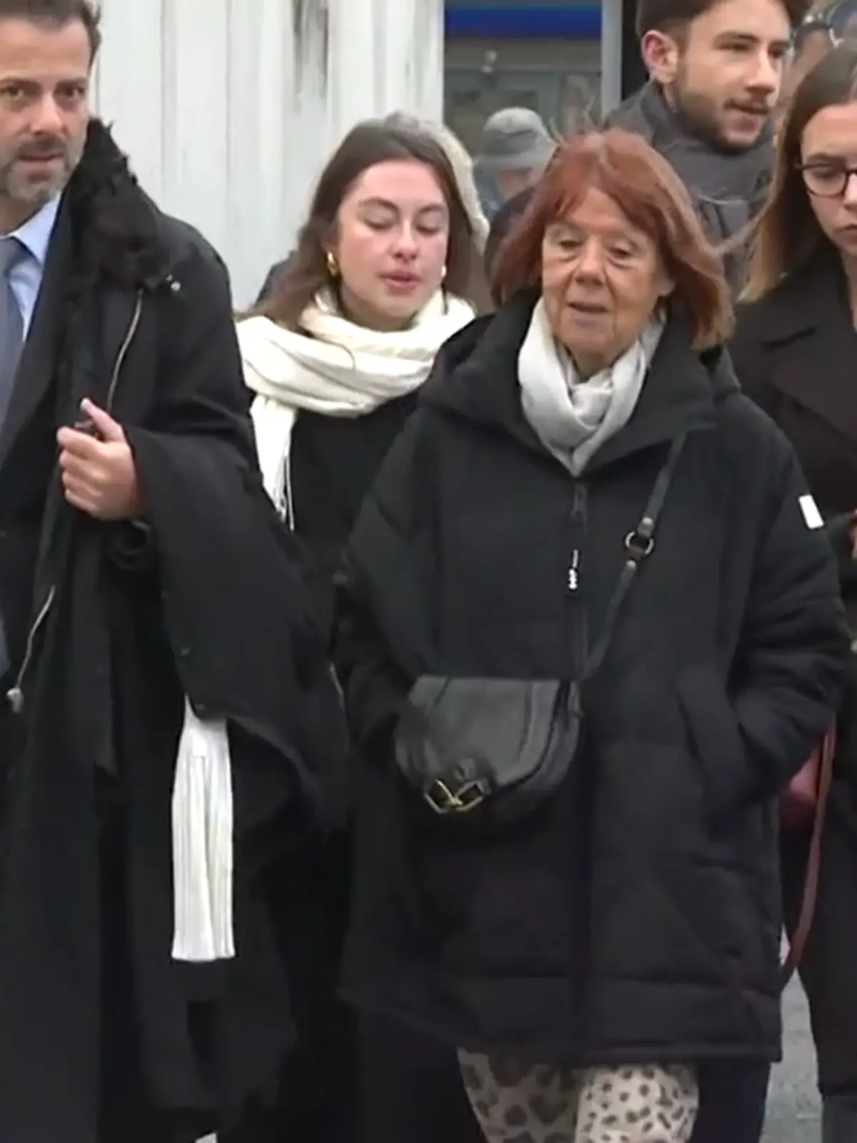Gisèle Pelicot am 20. November auf dem Weg ins Gerichtsgebäude. Rechts neben ihr läuft ihr Anwalt Stéphane Babonneau. 