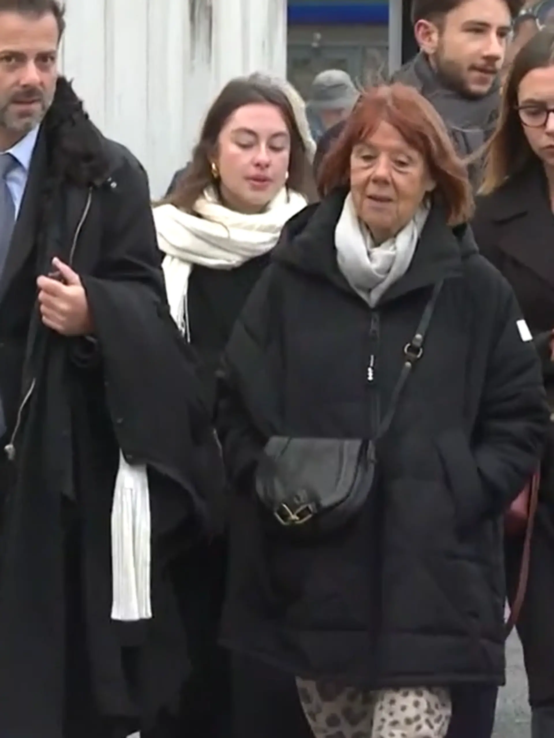 Gisèle Pelicot am 20. November auf dem Weg ins Gerichtsgebäude. Rechts neben ihr läuft ihr Anwalt Stéphane Babonneau. 