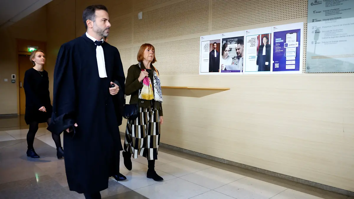 Gisèle verlässt mit ihrem Anwalt Antoine Camus während einer Pause den Gerichtssaal.