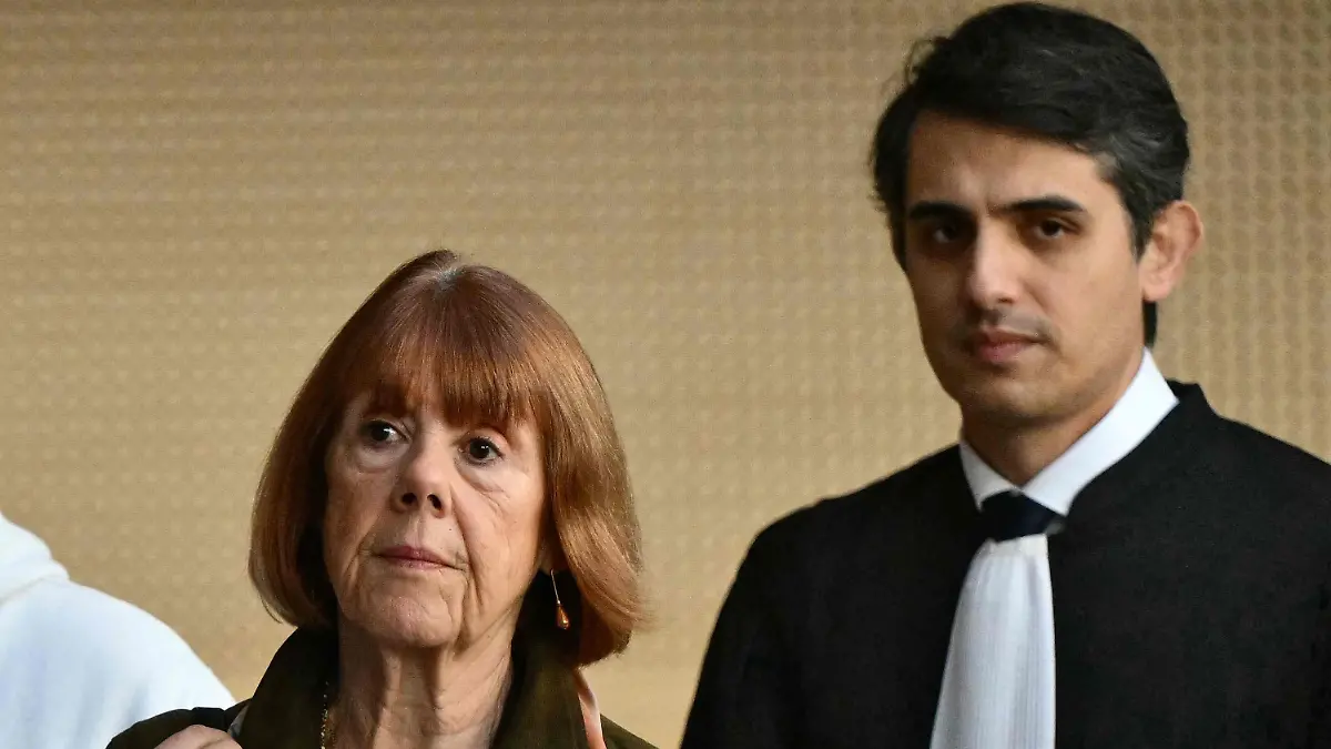 Gisèle Pelicot kommt mit ihrem Anwalt Stéphane Babonneau zum Prozess.