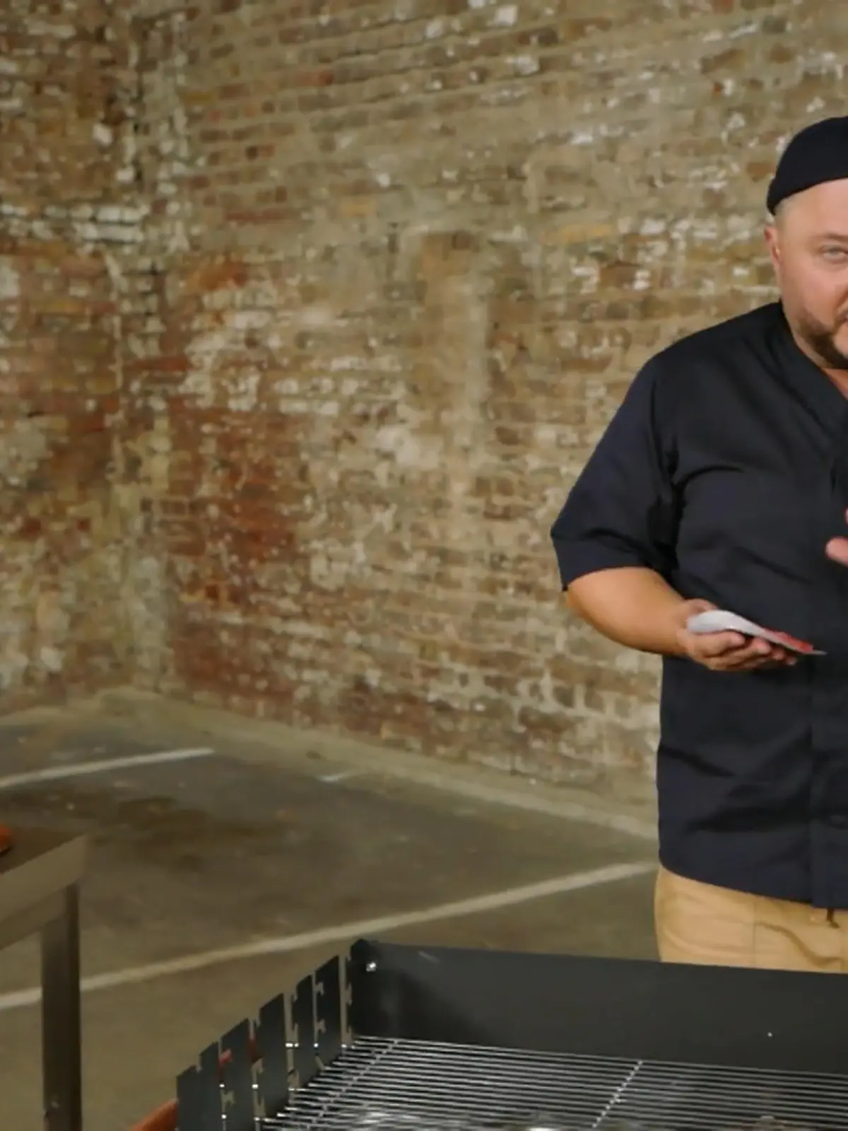 Bild zu: "Die Burger-Patties werden angegrillt"