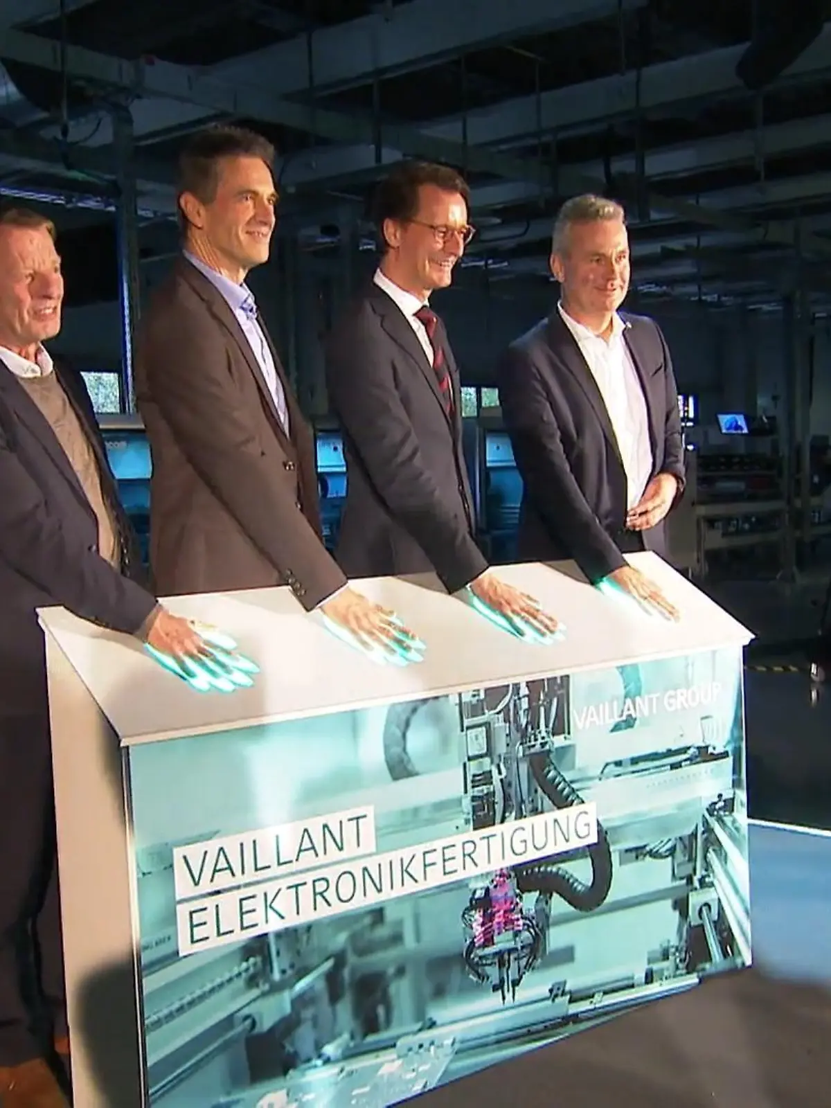 Bild zu: "Wüst weiht neue Fabrik ein"