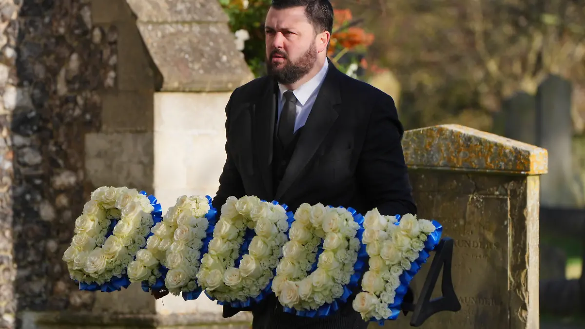 Liam Payne funeral. A funeral director carries a floral tribute which says „Daddy” to the churchyard at the funeral service of One Direction singer Liam Payne at St Mary’s Church in Amersham, Buckinghamshire. Picture date: Wednesday November 20, 2024. The singer died after falling from a third-floor balcony of the Casa Sur Hotel in Buenos Aires last month, at the age of 31. See PA story FUNERAL Payne. Photo credit should read: Jonathan Brady/PA Wire URN:78261638