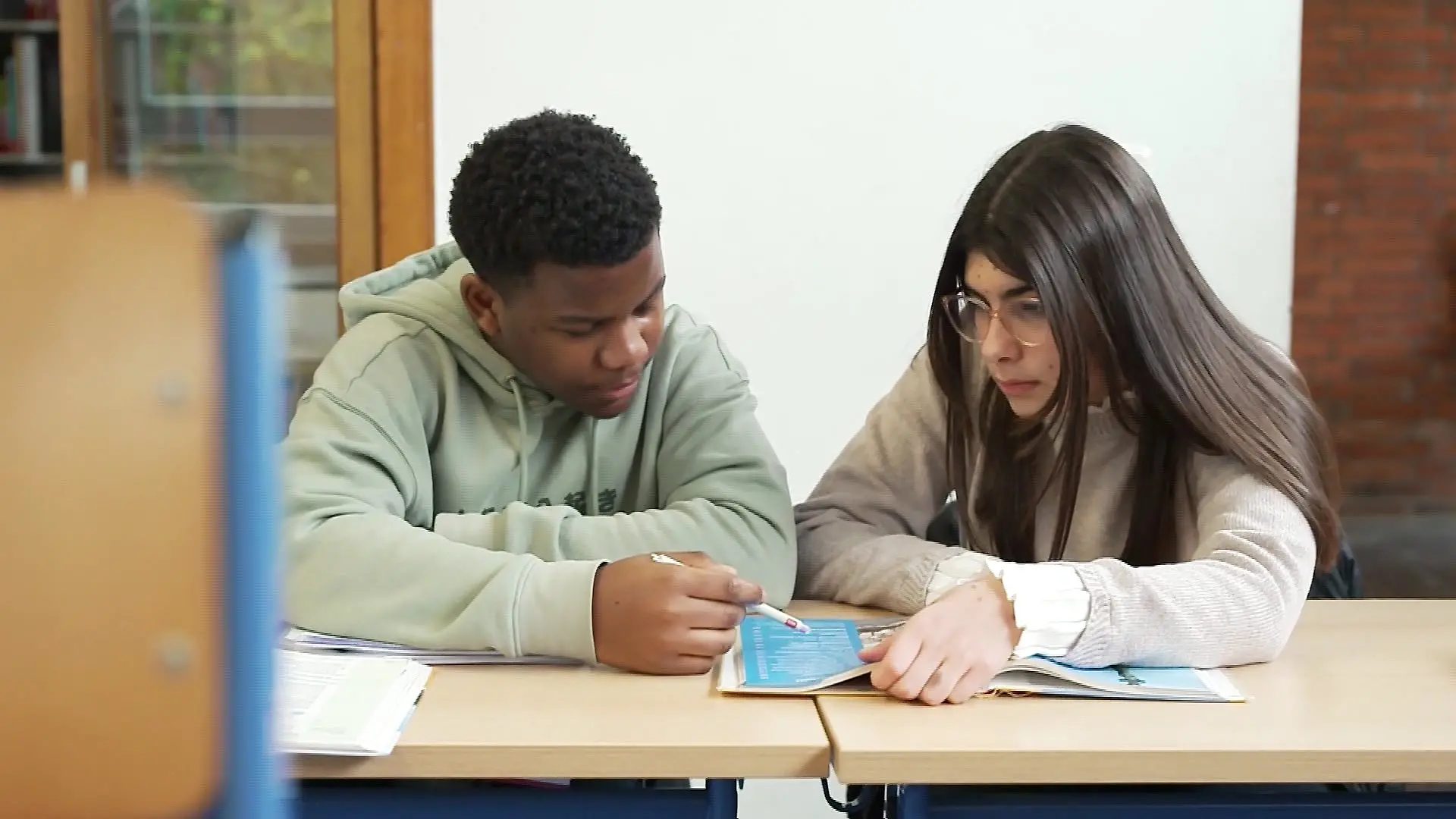 Schule im Ausnahmezustand: Die 15-jährige Rojda und der 16-jährige Ngene erleben täglich Schimmel, undichte Räume und marode Gebäude. Ist Bildung für ihre Generation noch sicher?