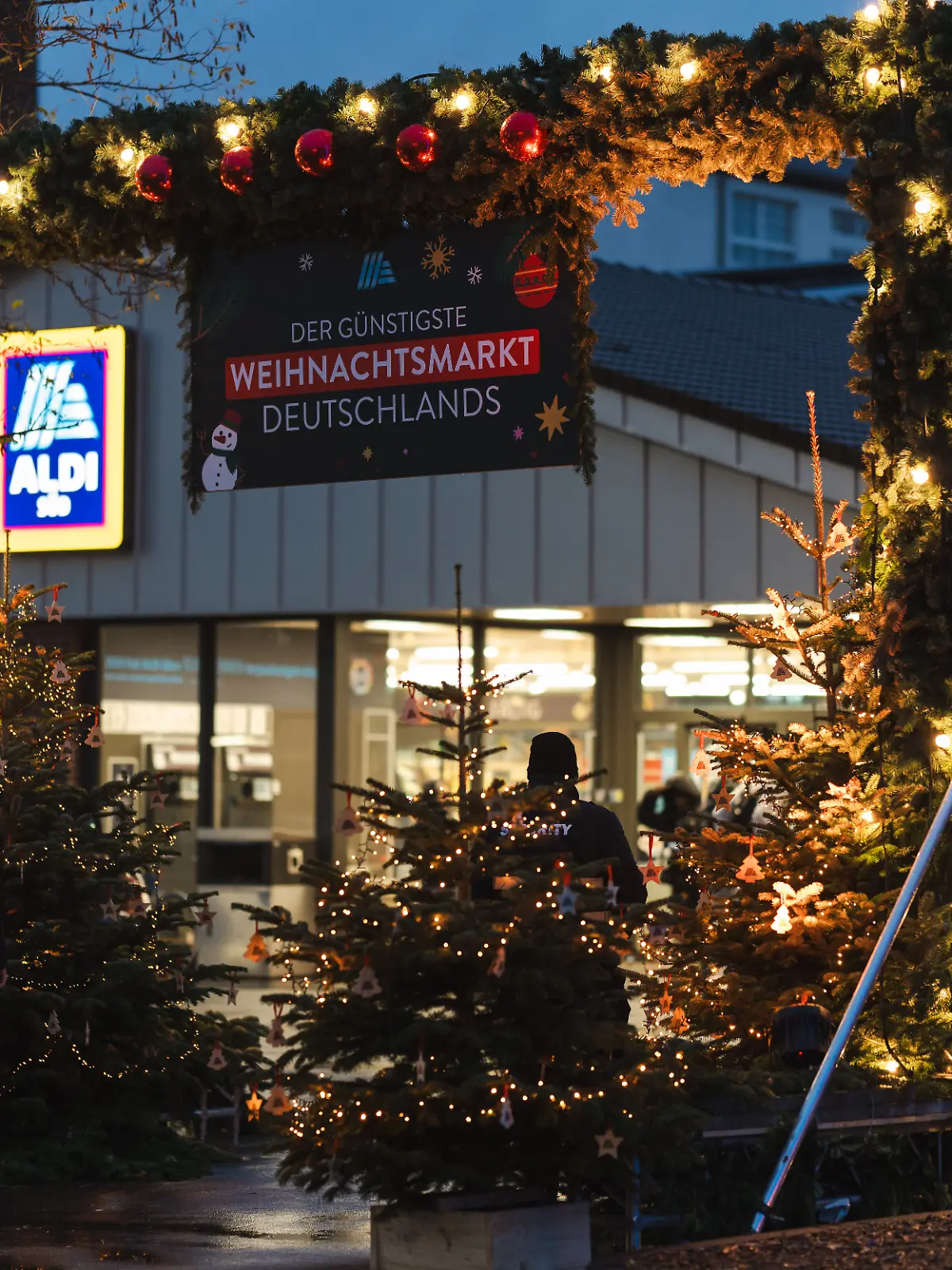 Der Aldi-Weihnachtsmarkt wird aufgebaut.