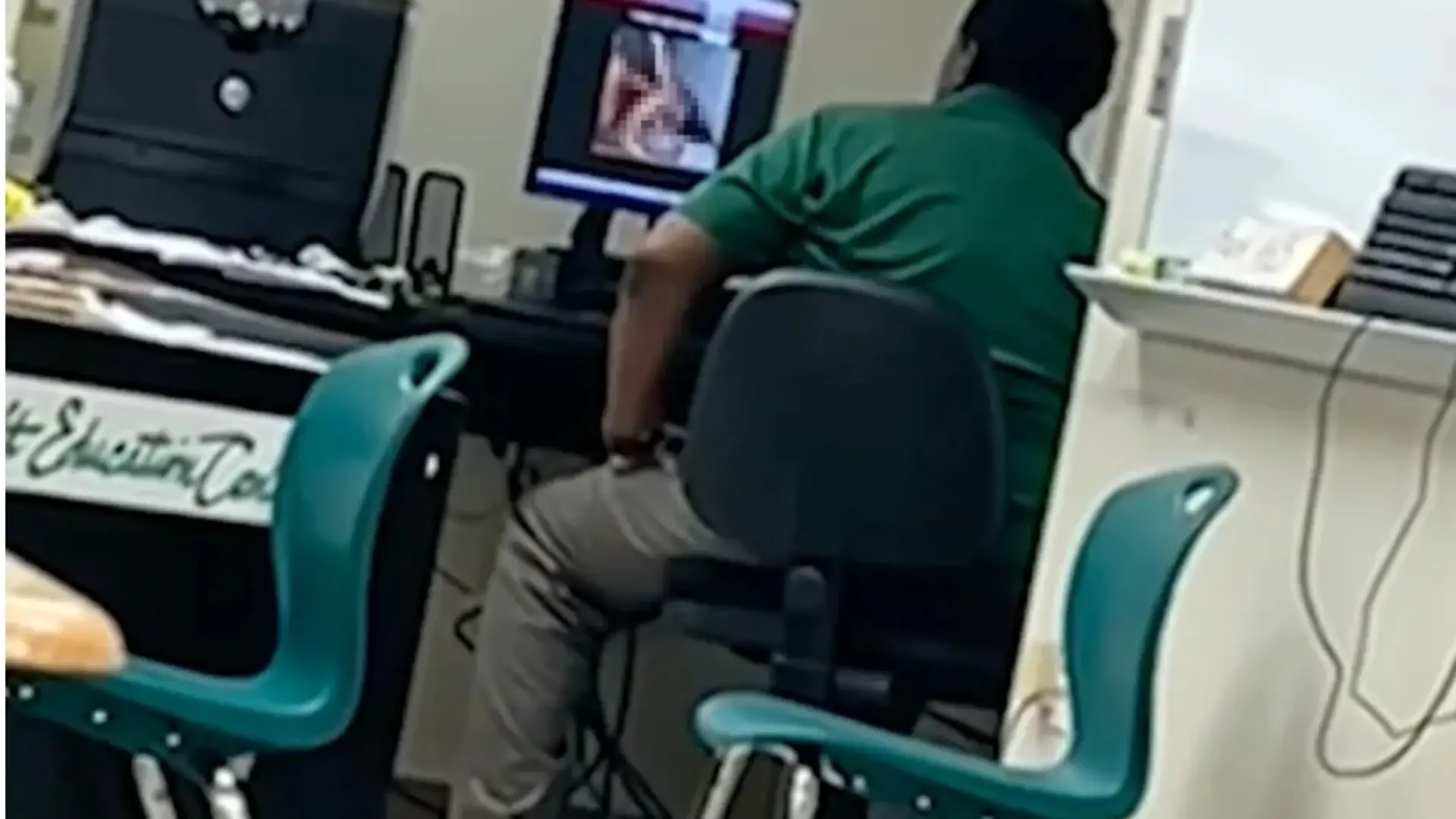Ein Video zeigt Football-Trainer Max Edwards beim Konsum pornografischer Inhalte im Klassenzimmer
