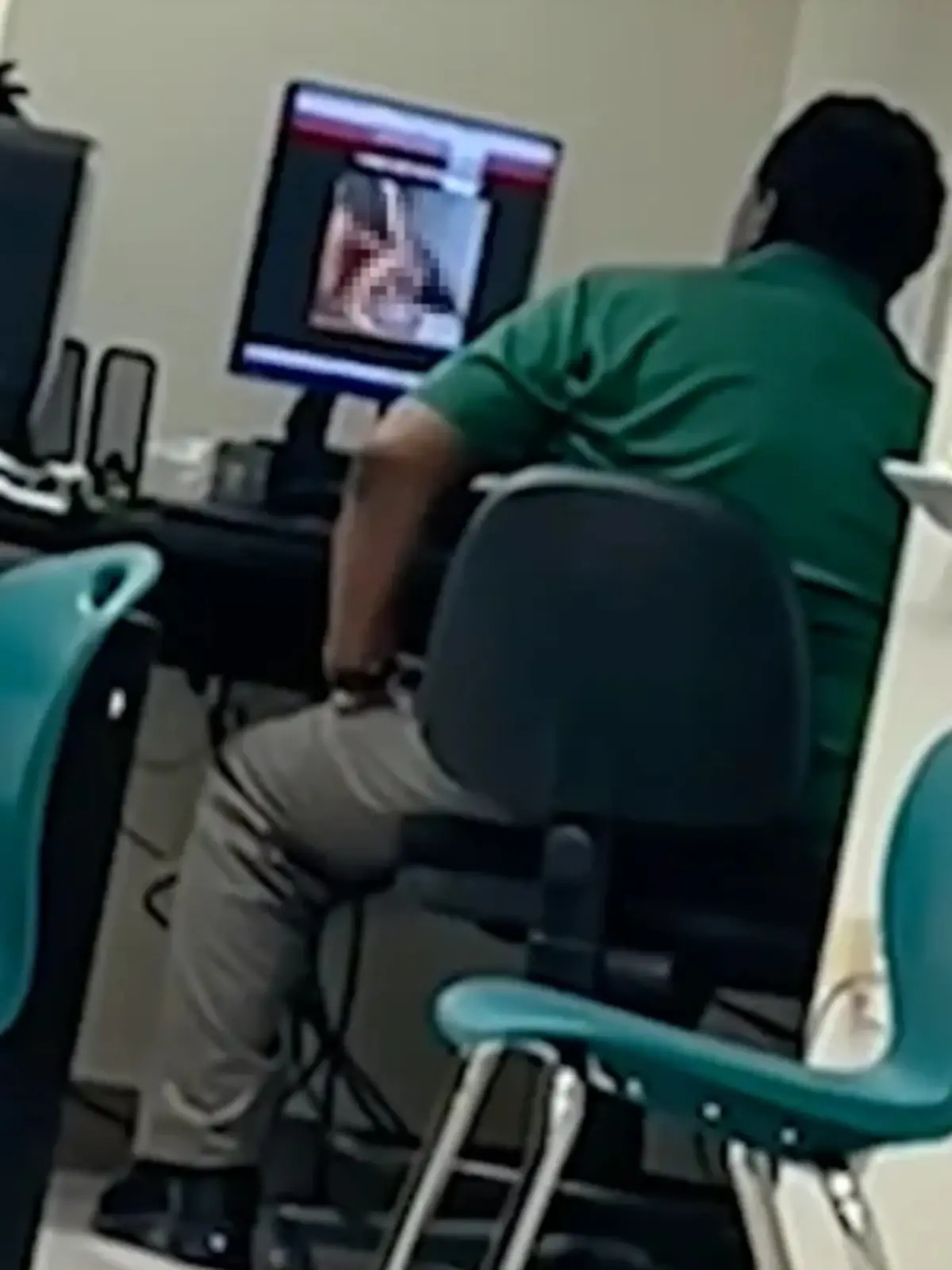Ein Video zeigt Football-Trainer Max Edwards beim Konsum pornografischer Inhalte im Klassenzimmer
