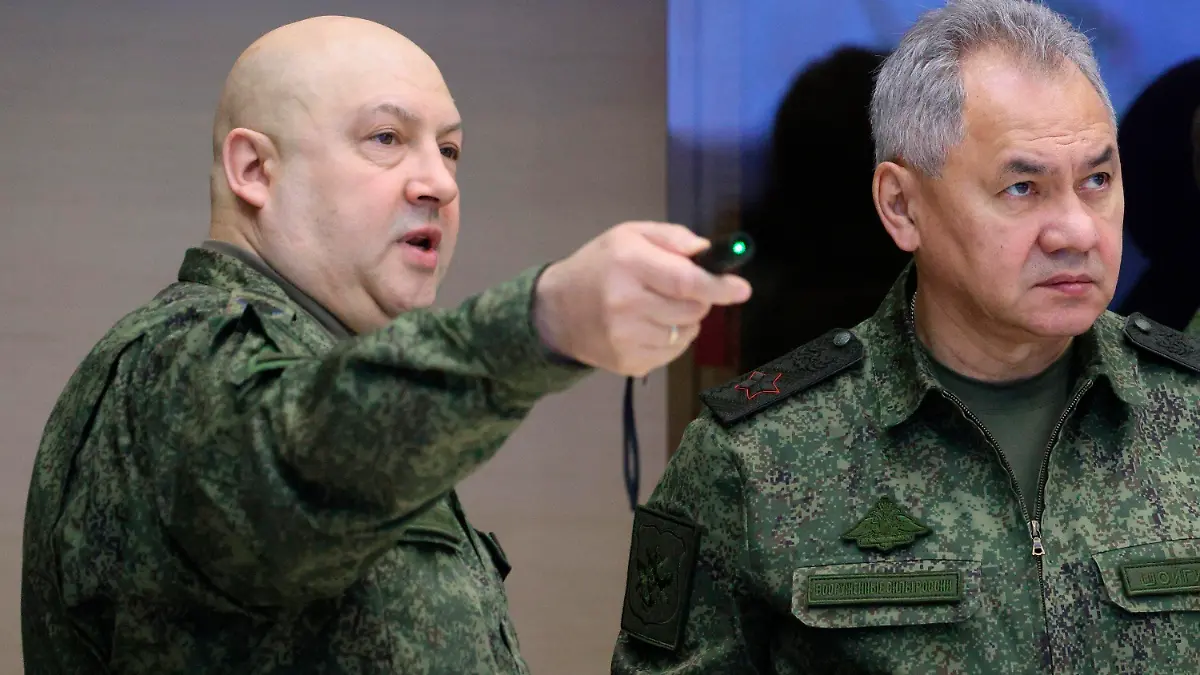 ARCHIV - 17.12.2022, ---: Dieses von der staatlichen russischen Nachrichtenagentur Sputnik via AP veröffentlichte Foto General Sergej Surowikin (l), Oberster russische Militärbefehlshaber in der Ukraine, und Sergej Schoigu, Verteidigungsminister von Russland, bei einem Treffen mit dem russischen Präsidenten Putin während seines Besuchs russicher Truppen an einem unbekannten Ort in der Ukraine. In Russland spitzt sich ein Konflikt zwischen der Söldnertruppe Wagner und der Armee zu. Foto: Gavriil Grigorov/Pool Sputnik Kremlin/AP/dpa +++ dpa-Bildfunk +++
