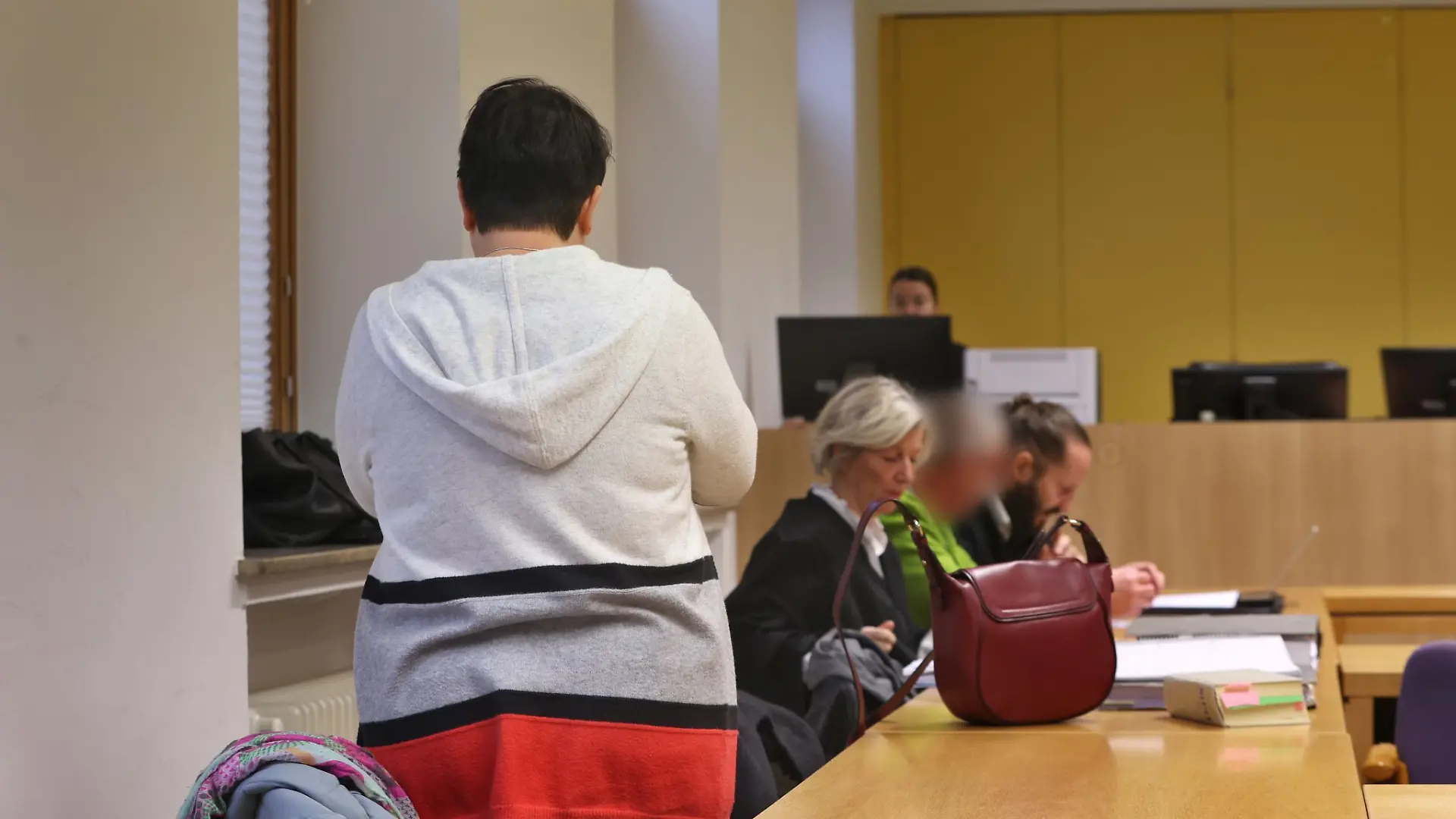 Knapp zwei Jahre nach dem Tod von Pauline (16) müssen sich ihre Eltern vor dem Landgericht Schweinfurt verantworten. Der Staatsanwalt wirft dem Ehepaar Sabrina und Werner D. vor, keine ärztliche Hilfe geholt zu haben.