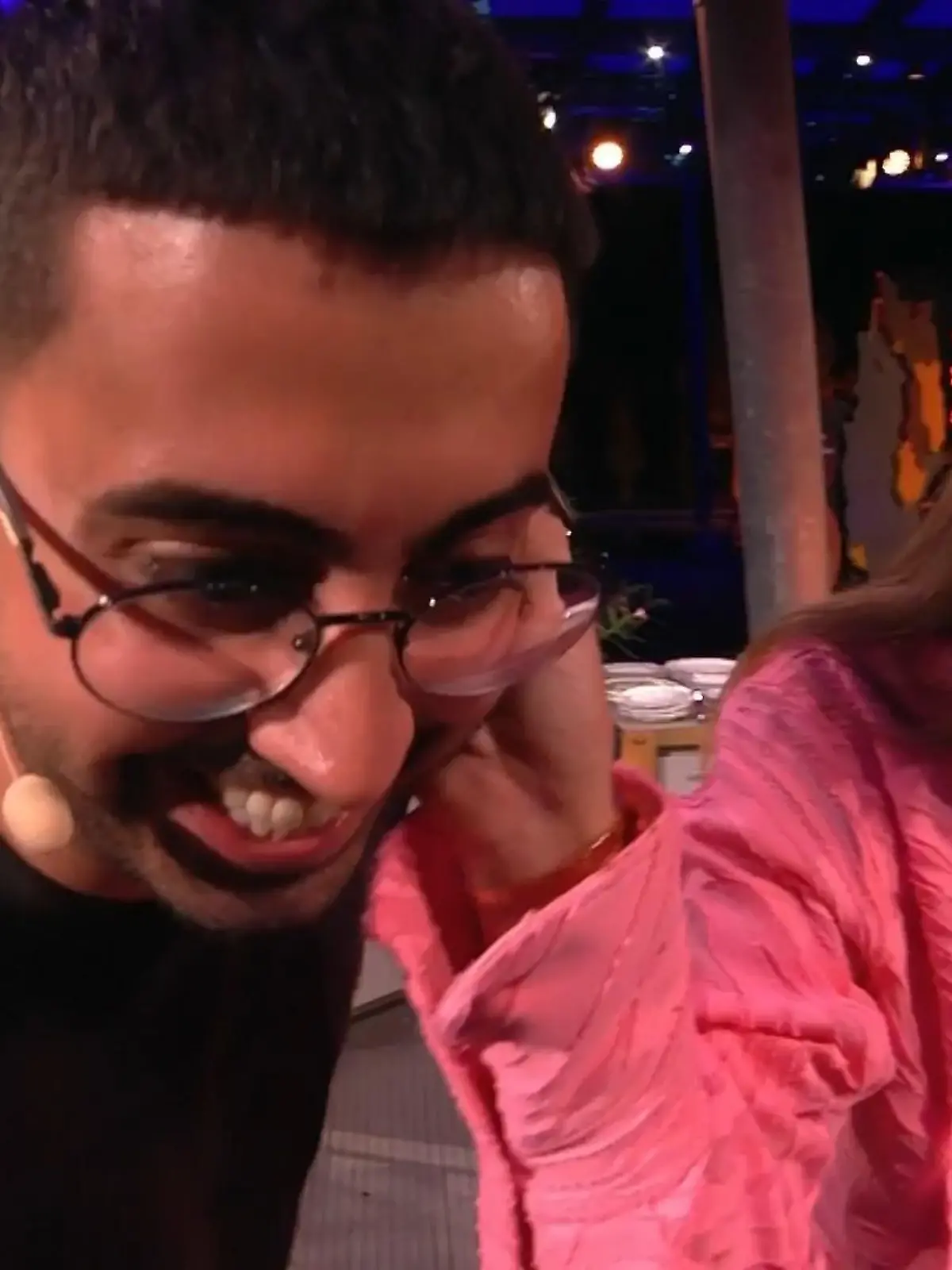 Bild zu: "Laura zieht Howan die Ohren lang"