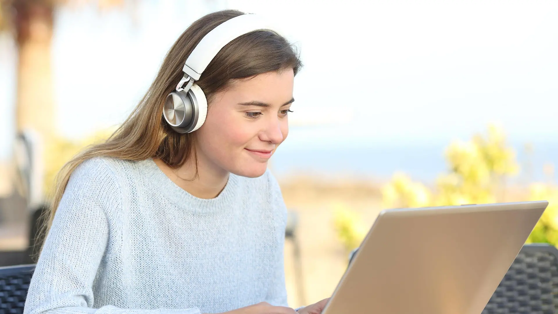Student e-learning with headphones and laptop in a bar Copyright: xAntonioGuillemx Panthermedia28066104 ,model released, Symbolfoto