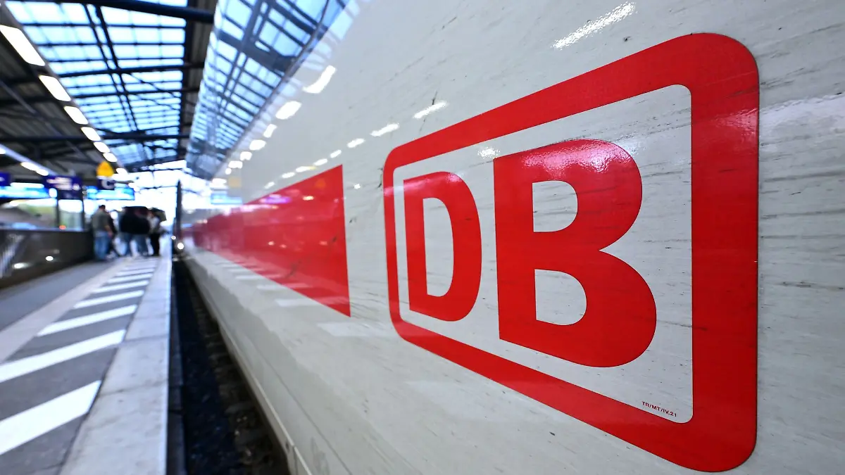 Ein herrenloser Koffer, aus dem Haare ragten, hat einen Polizeieinsatz am Erfurter Hauptbahnhof ausgelöst. (Archivbild)