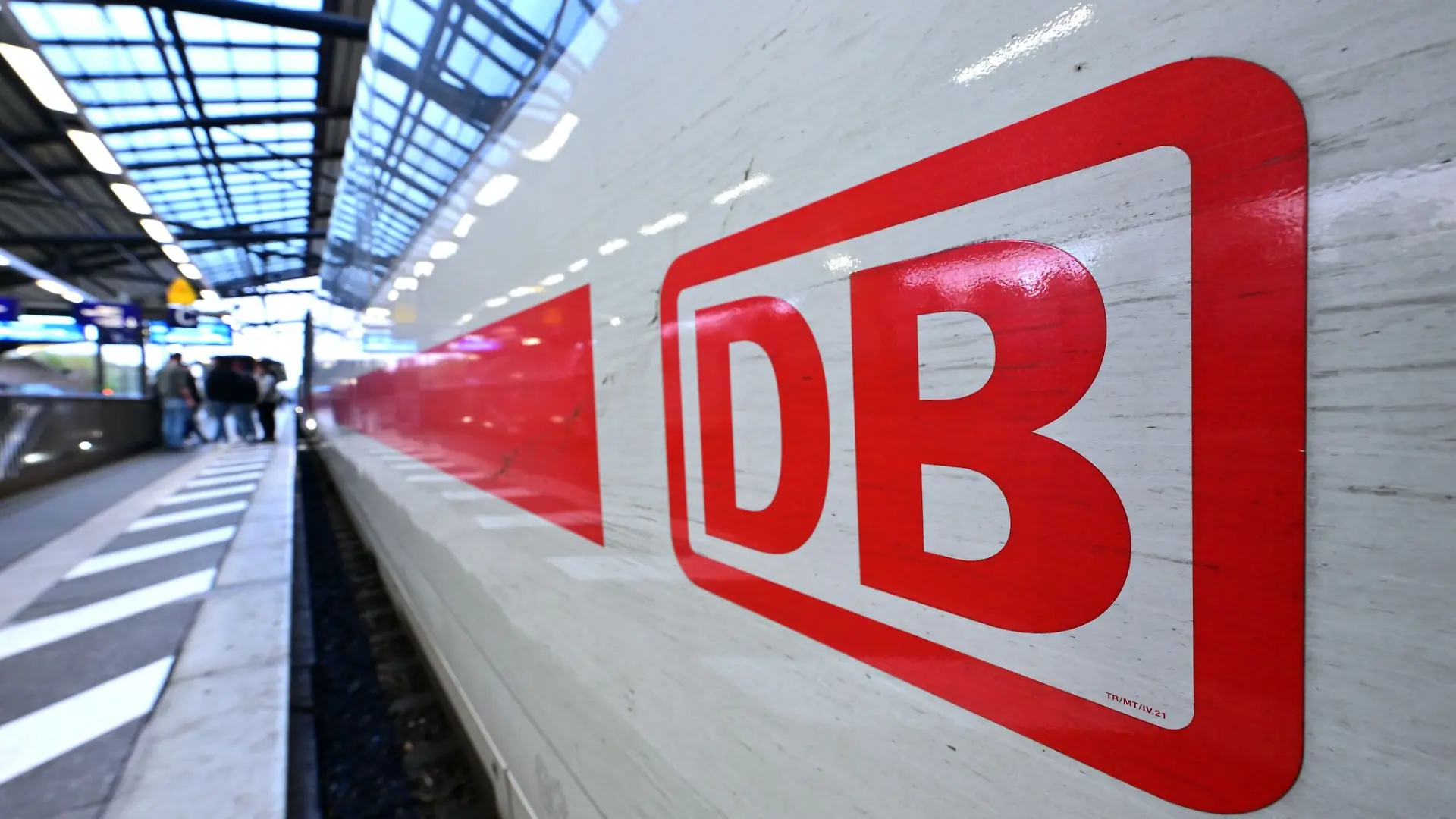 Ein herrenloser Koffer, aus dem Haare ragten, hat einen Polizeieinsatz am Erfurter Hauptbahnhof ausgelöst. (Archivbild)