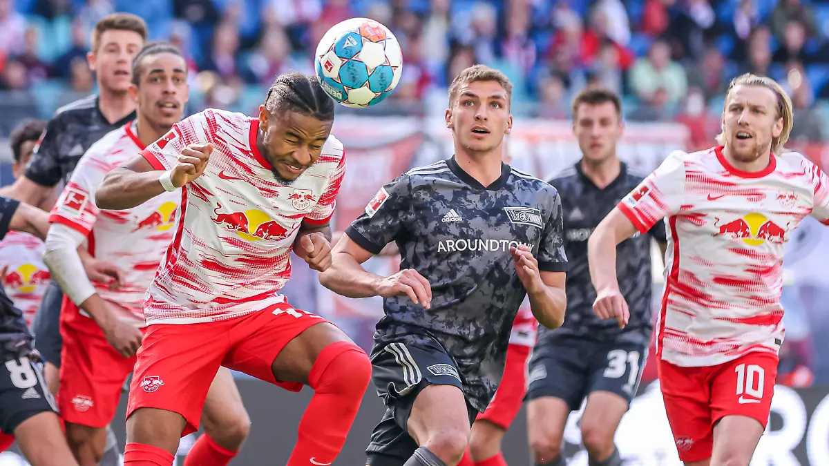 Fußball: Bundesliga, 31. Spieltag, RB Leipzig - 1. FC Union Berlin in der Red-Bull-Arena. Leipzigs Christopher Nkunku (l) gewinnt das Kopfballduell gegen Unions Grischa Prömel.