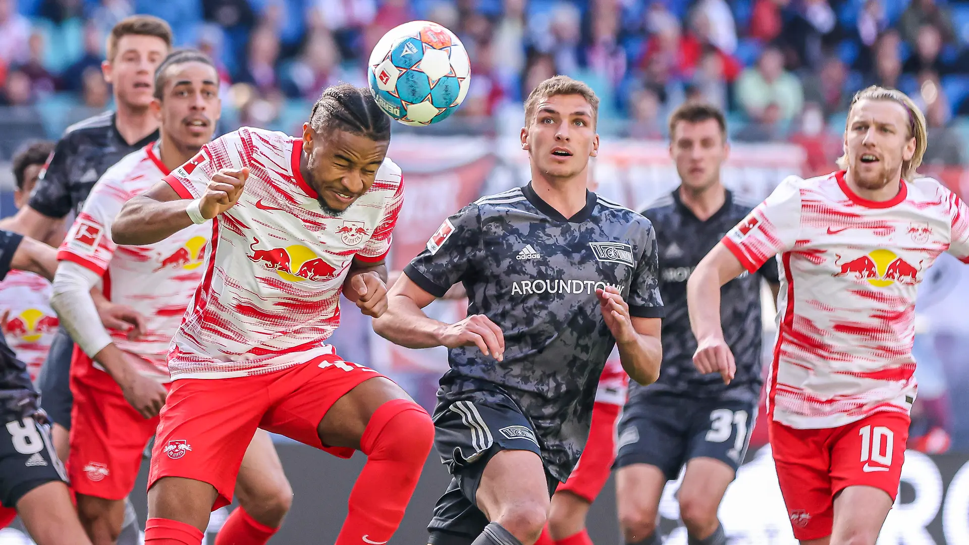 Fußball: Bundesliga, 31. Spieltag, RB Leipzig - 1. FC Union Berlin in der Red-Bull-Arena. Leipzigs Christopher Nkunku (l) gewinnt das Kopfballduell gegen Unions Grischa Prömel.