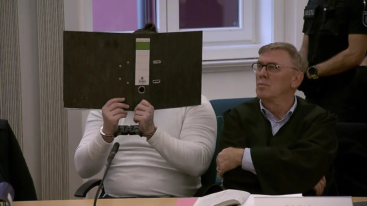 Michel Erik R. (l.) soll Frauen betäubt und vergewaltigt haben