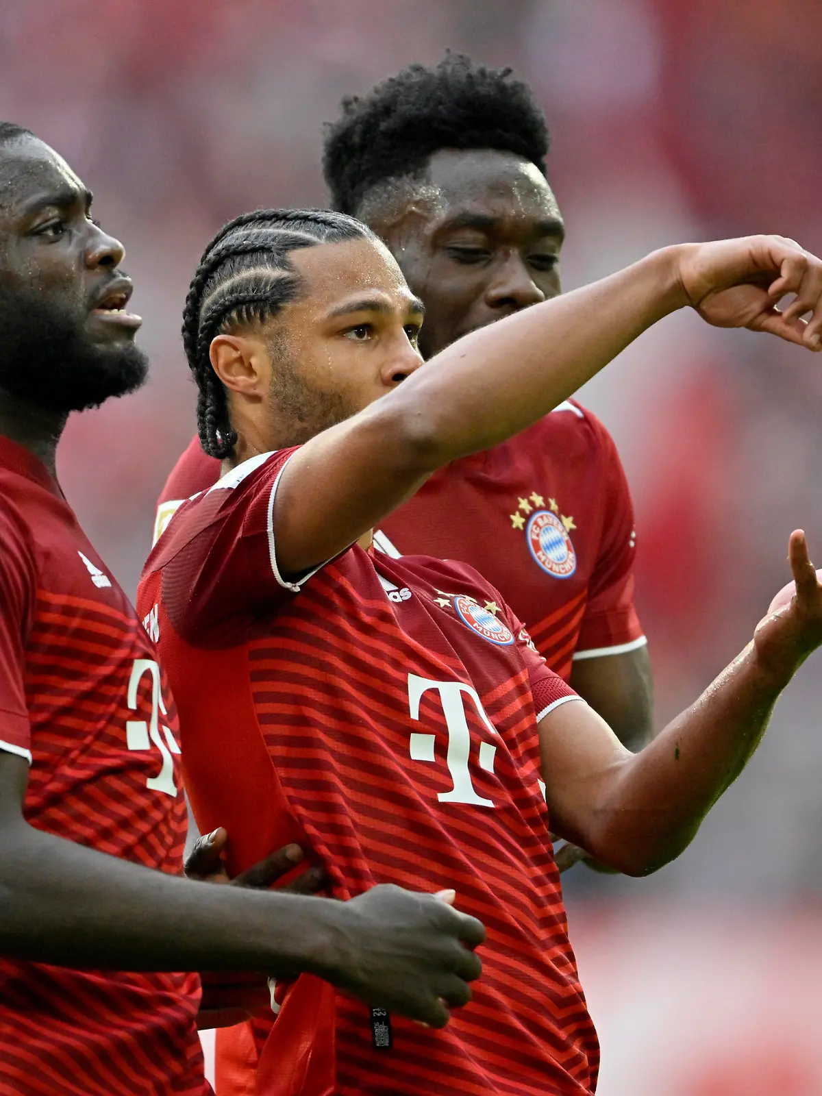TOR zum 1:0 Serge Gnabry FC Bayern Muenchen FCB 07 Torjubel Dayot Upamecano FC Bayern Muenchen FCB 02 Alphonso Davies Bayern FC Muenchen FCB 19 FC Bayern Muenchen vs Borussia Dortmund BVB 23.04.2022 DFL REGULATIONS PROHIBIT ANY USE OF PHOTOGRAPHS AS IMAGE SEQUENCES AND/OR QUASI-VIDEO FC Bayern Muenchen vs Borussia Dortmund BVB *** GOAL to 1 0 Serge Gnabry FC Bayern Muenchen FCB 07 Goal celebration Dayot Upamecano FC Bayern Muenchen FCB 02 Alphonso Davies Bayern FC Muenchen FCB 19 FC Bayern Muenchen vs Borussia Dortmund BVB 23 04 2022 DFL REGULATES PROHIBIT ANY USE OF PHOTOGRAPHS AS IMAGE SEQUENCES AND OR QUASI VIDEO FC Bayern Muenchen vs Borussia Dortmund BVB 