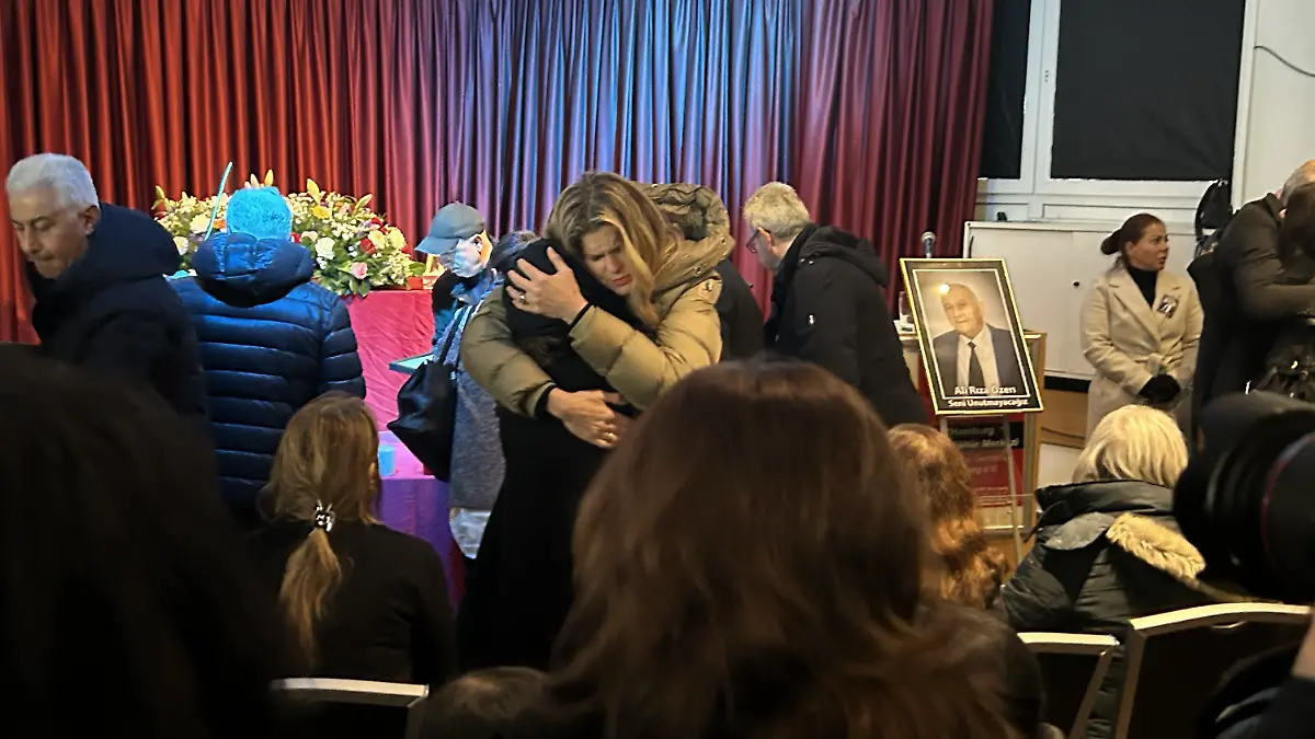 Janina Otto ist stets an der Seite ihres Mannes, Ismail Özen-Otto, dessen Vater gestorben ist.
