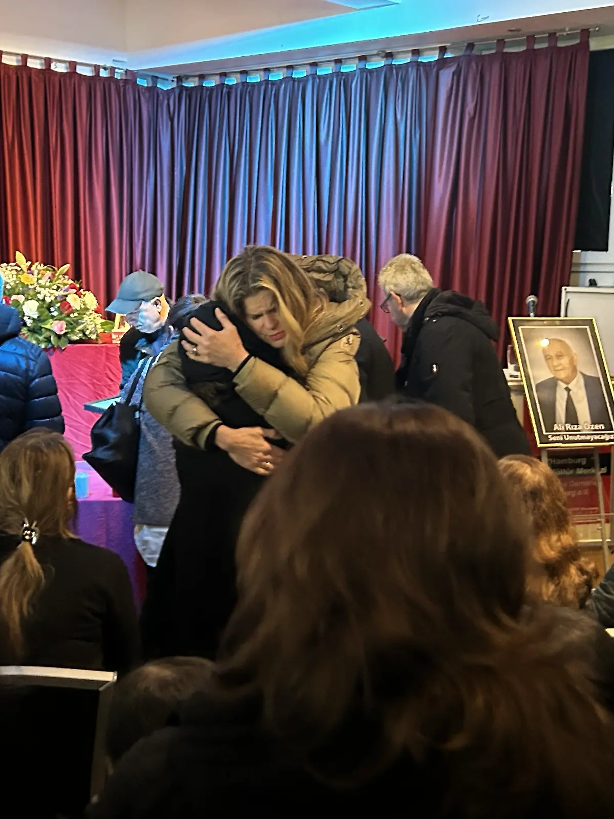 Janina Otto ist stets an der Seite ihres Mannes, Ismail Özen-Otto, dessen Vater gestorben ist.