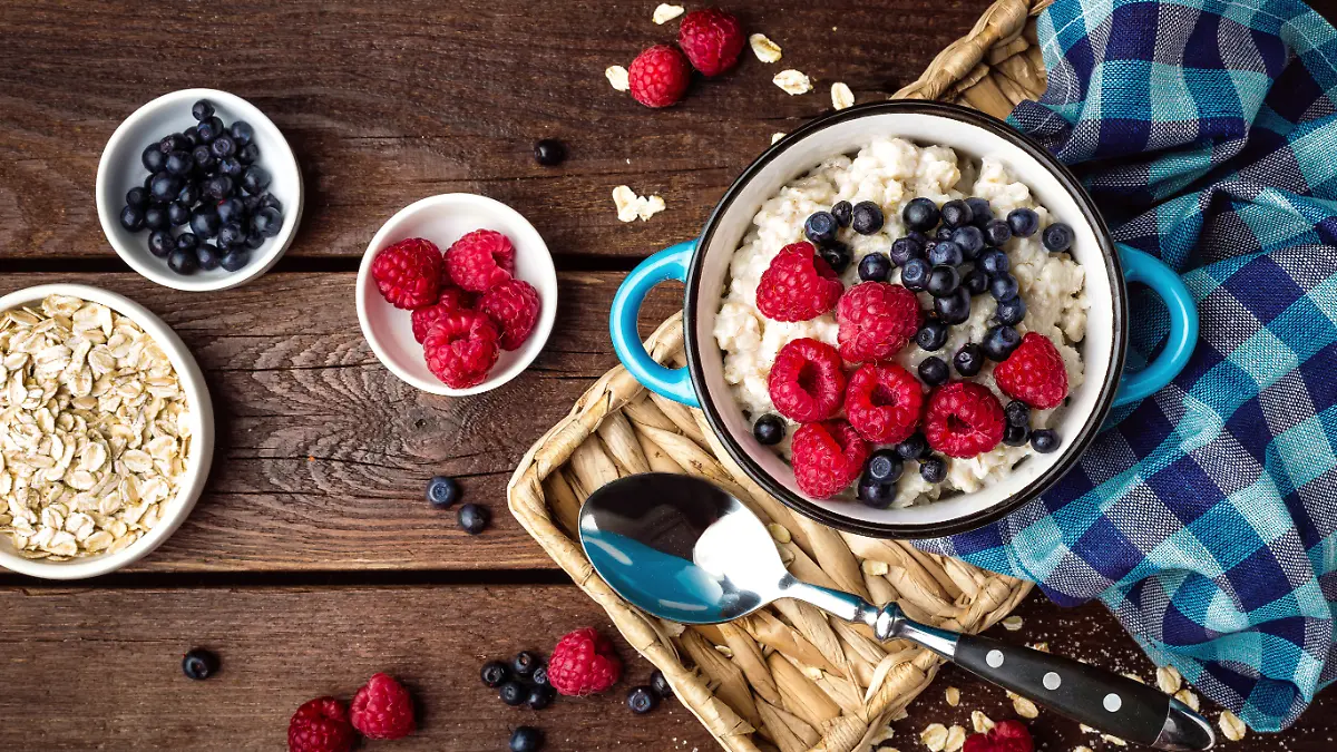 Schüssel Porridge mit Heidel- und Himbeeren