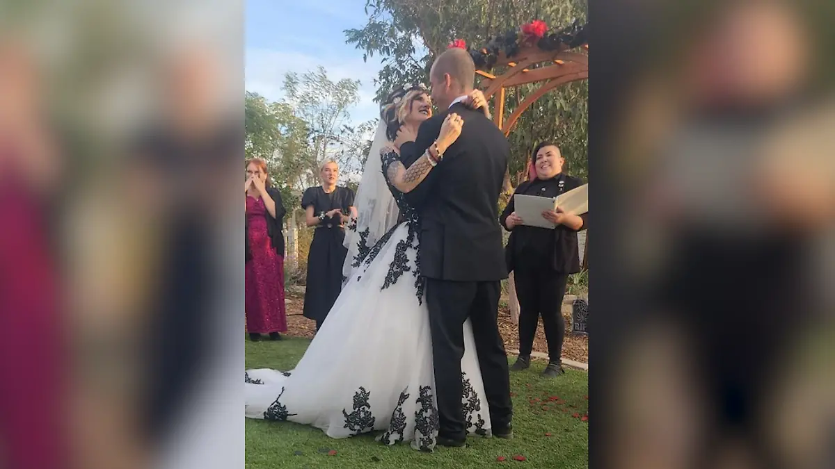 Ein Brautpaar auf einer Hochzeit.