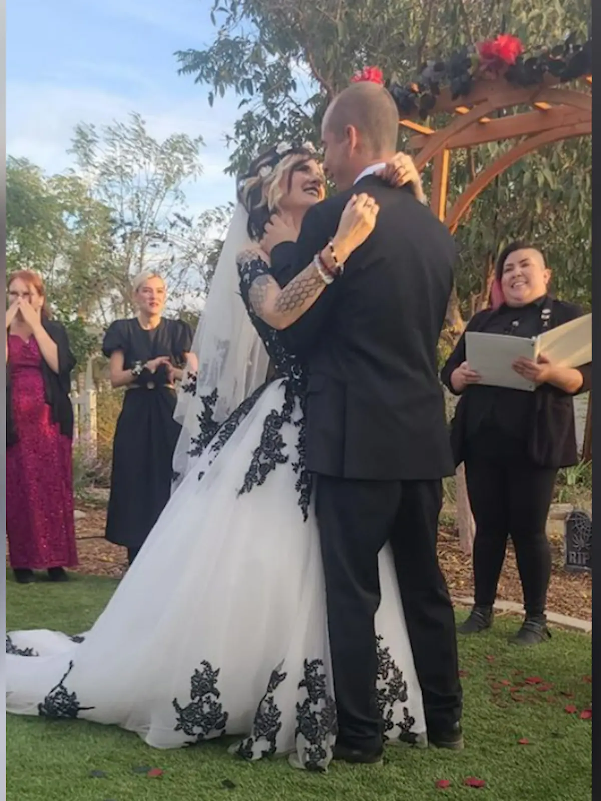 Ein Brautpaar auf einer Hochzeit.