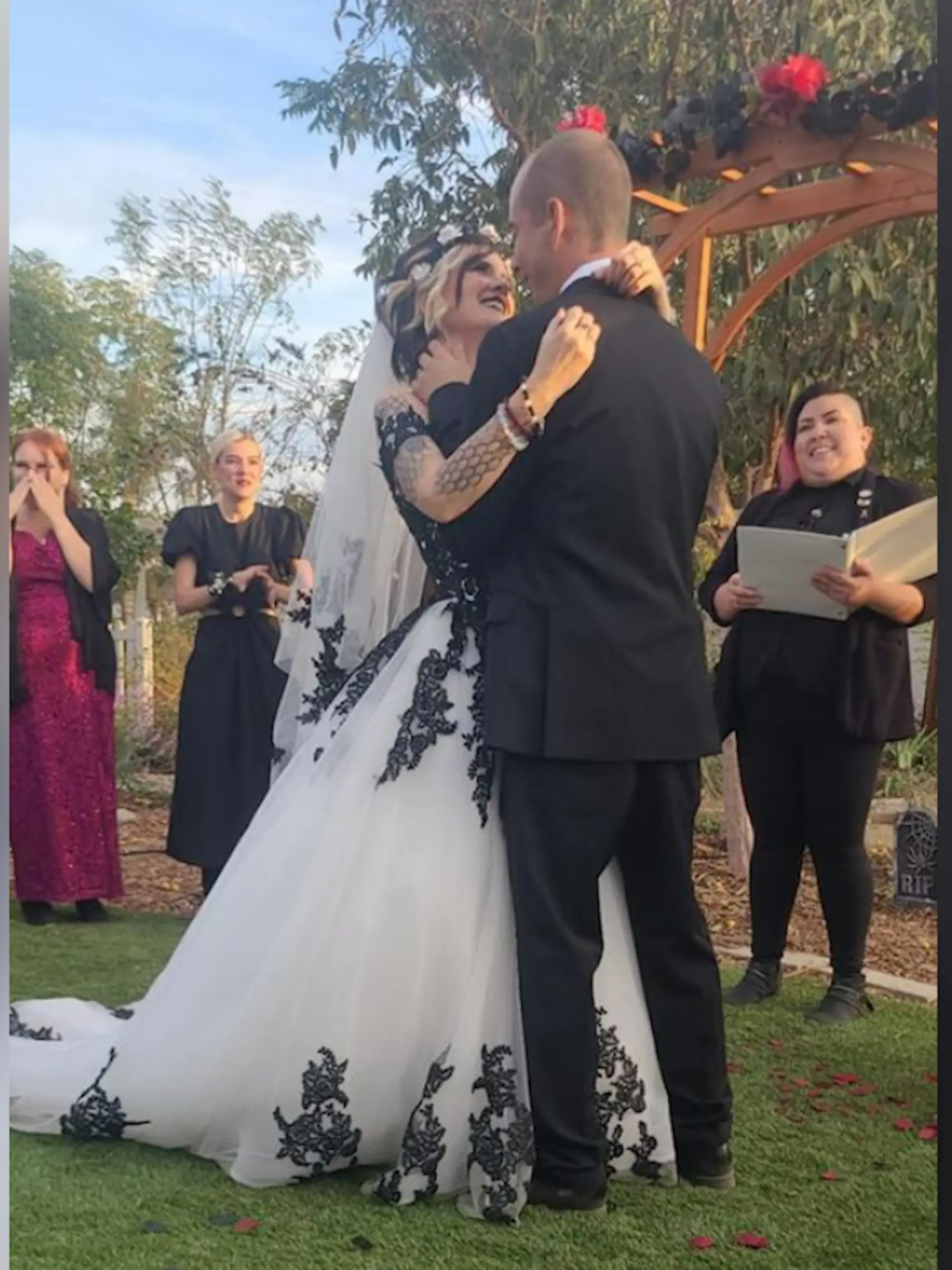 Ein Brautpaar auf einer Hochzeit.
