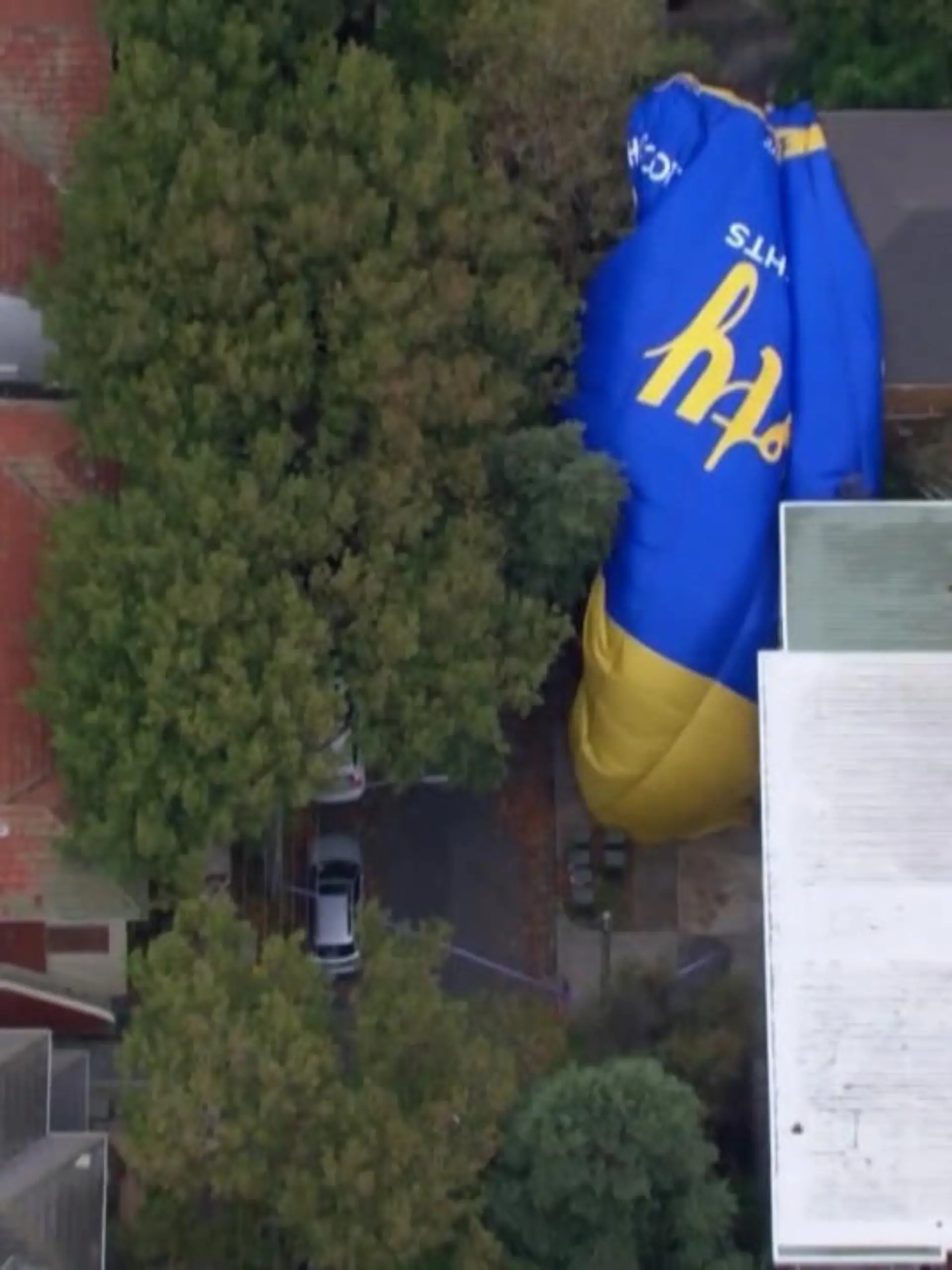 Das ist gerade nochmal glimpflich ausgegangen. Wegen eines Defekts kommt ein Heißluftballon nicht auf genug Höhe und stürzt in ein  Haus.