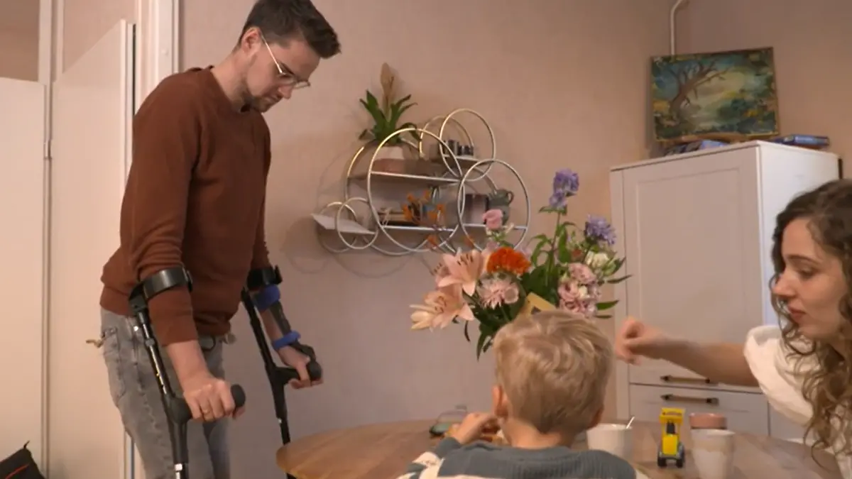 Mark, der kleine Jamie und seine Frau Edi am Küchentisch.