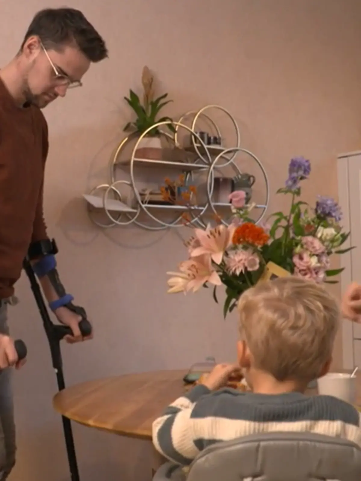 Mark, der kleine Jamie und seine Frau Edi am Küchentisch.