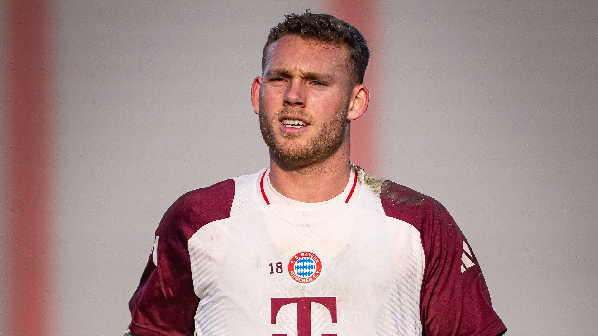 Daniel Peretz vom FC Bayern München joggt beim Aufwärmen vor einer Trainingseinheit auf dem Trainingsgelände an der Säbener Straße in München,
