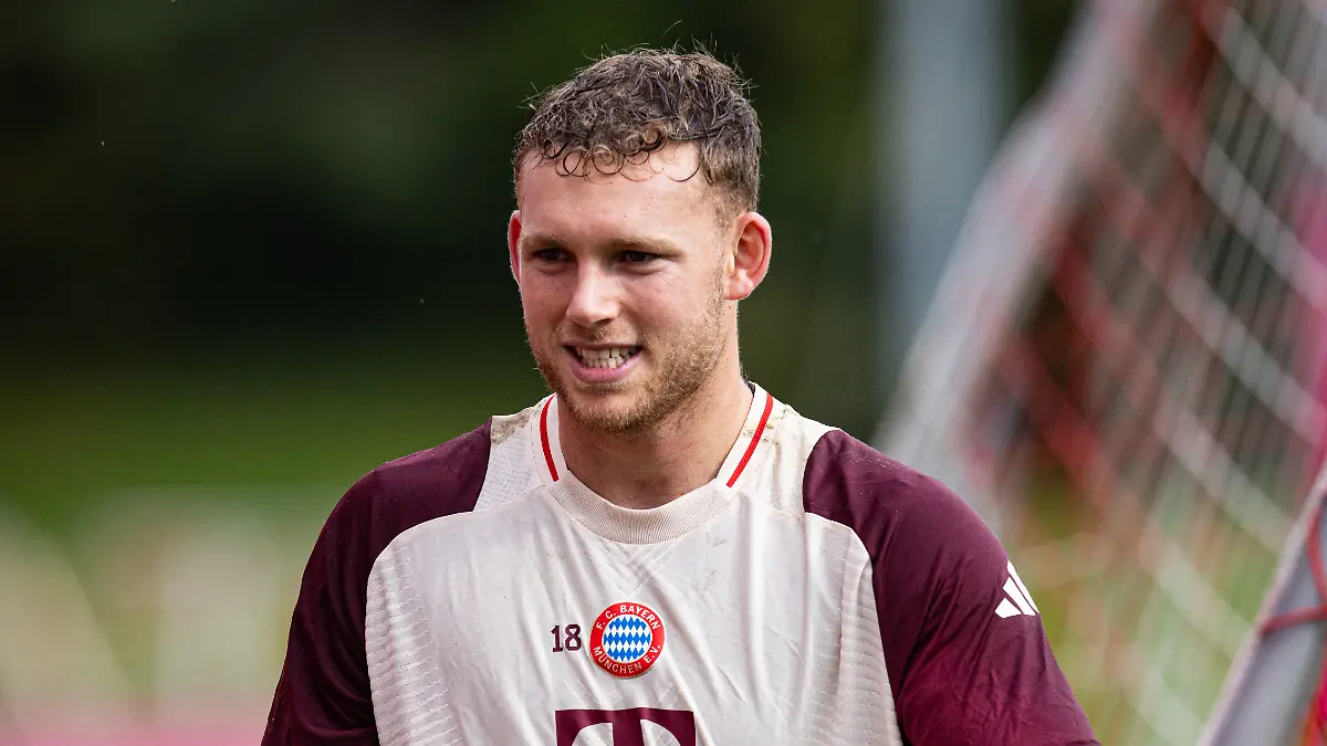 Daniel Peretz vom FC Bayern München betritt das Spielfeld vor einer Trainingseinheit auf dem Trainingsgelände an der Säbener Straße in München