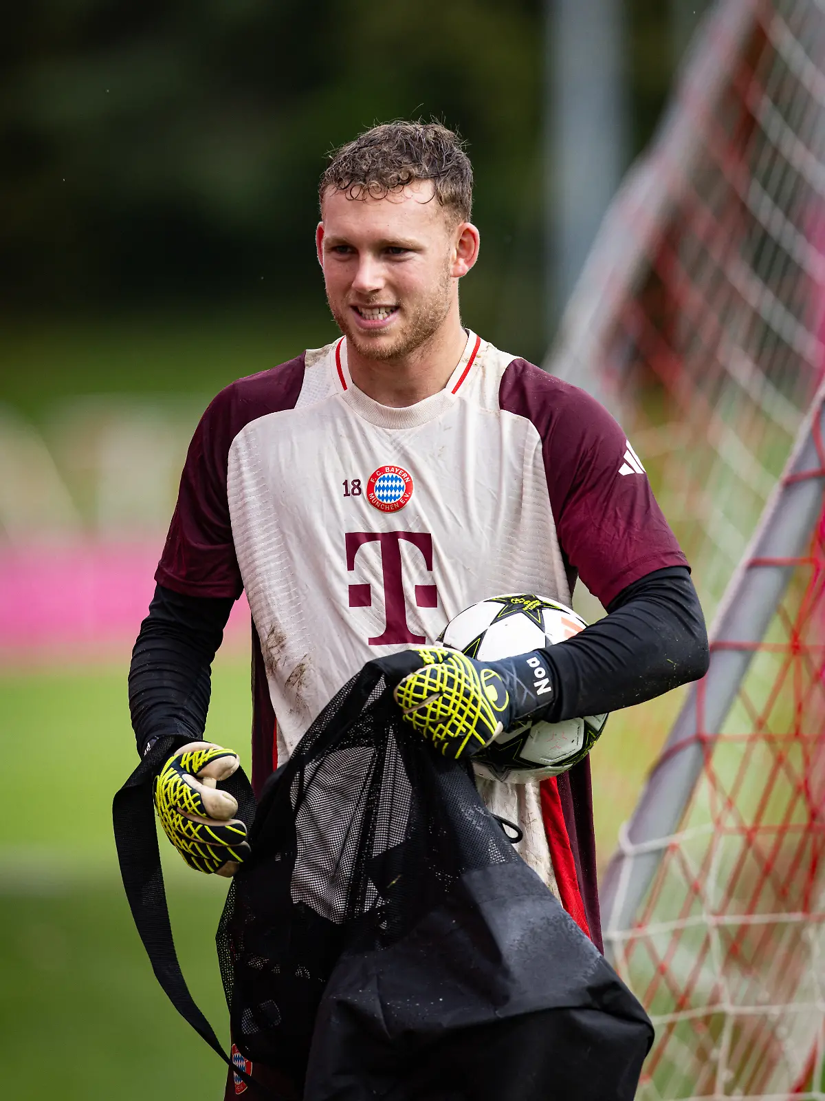 Daniel Peretz vom FC Bayern München betritt das Spielfeld vor einer Trainingseinheit auf dem Trainingsgelände an der Säbener Straße in München