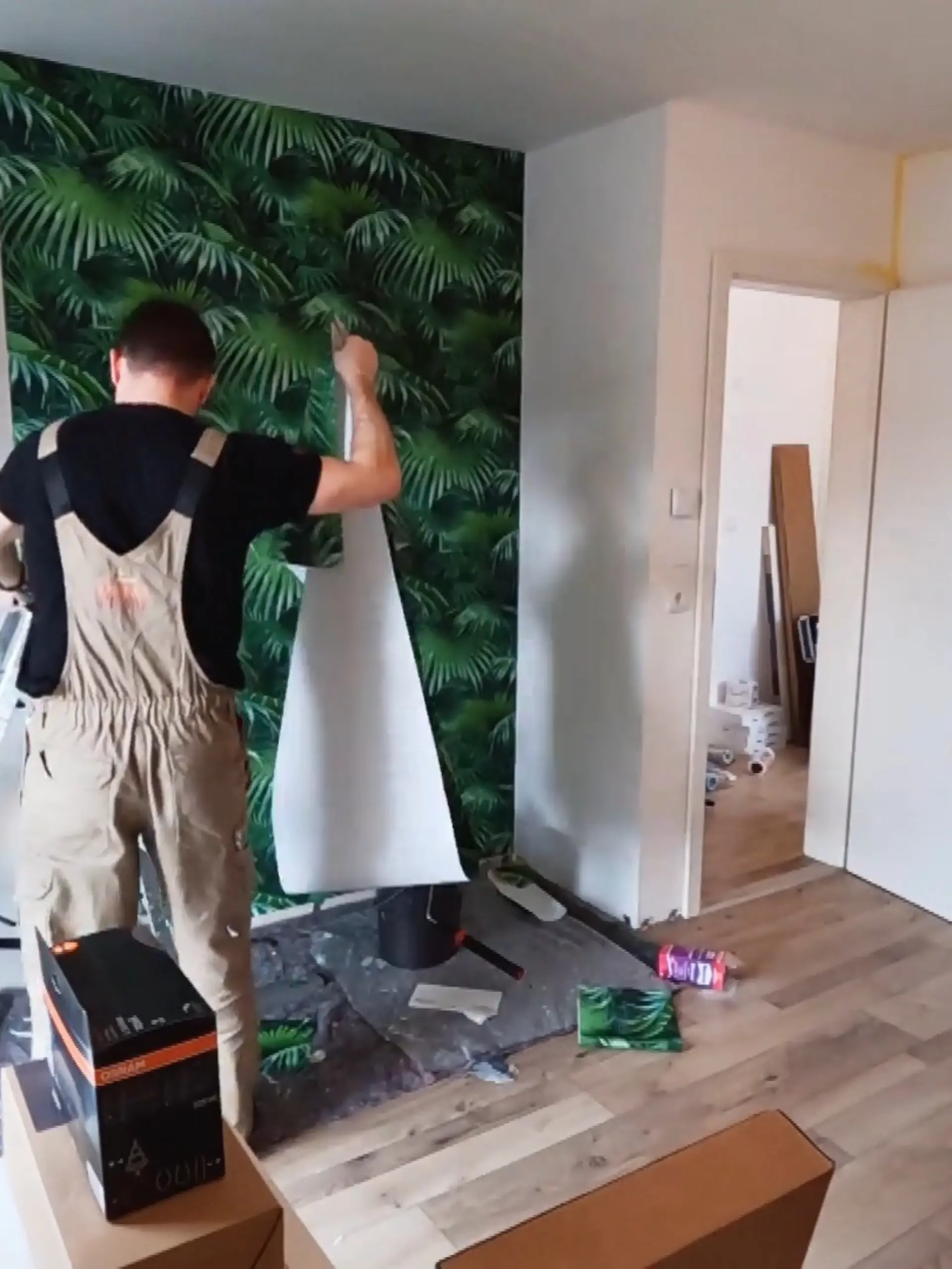 Bild zu: "Deko-Boy Eugen setzt mit der Tapete wilde Akzent"