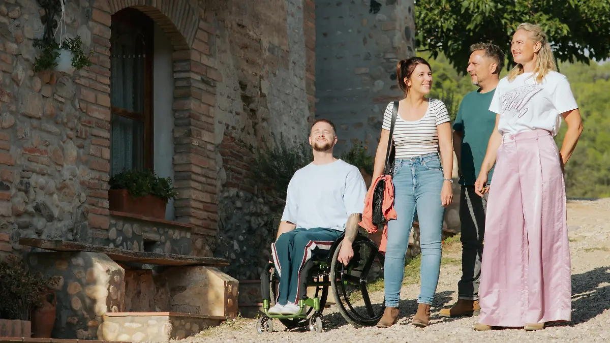 Hola España! Nach all den Strapazen erreichen Maren (Eva Mona Rodekirchen, r.), Michael „Michi” (Lars Pape, 2.v.r.), Lilly (Iris Mareike Steen) und Jonas (Felix van Deventer) endlich ihr traumhaftes Ziel.