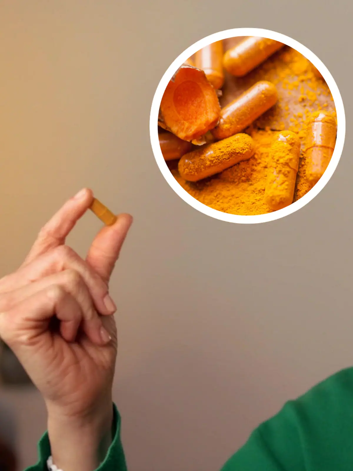 Reporterin hält Kurkuma-Kapsel in der Hand