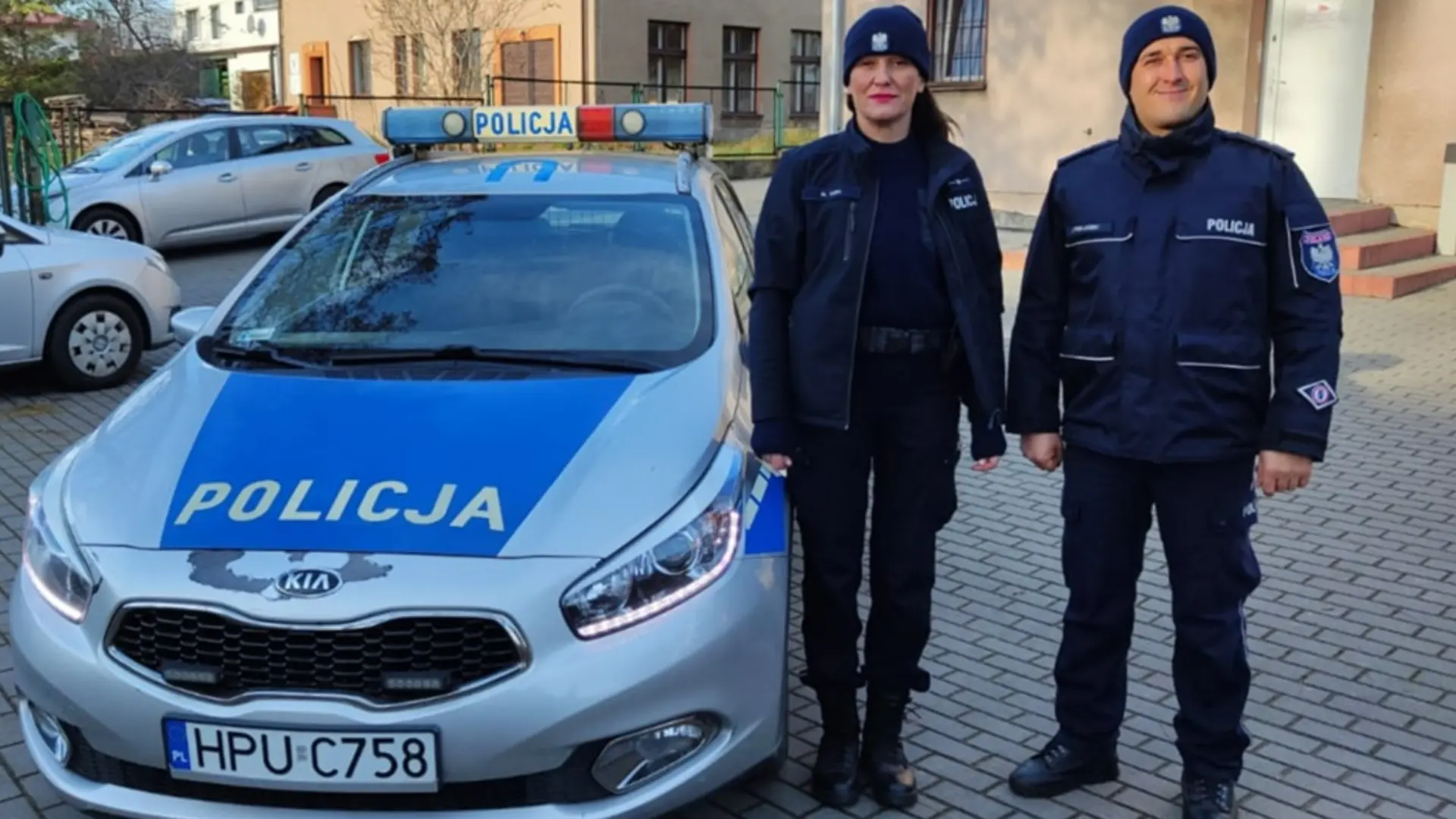 Zwei PolizistInnen.