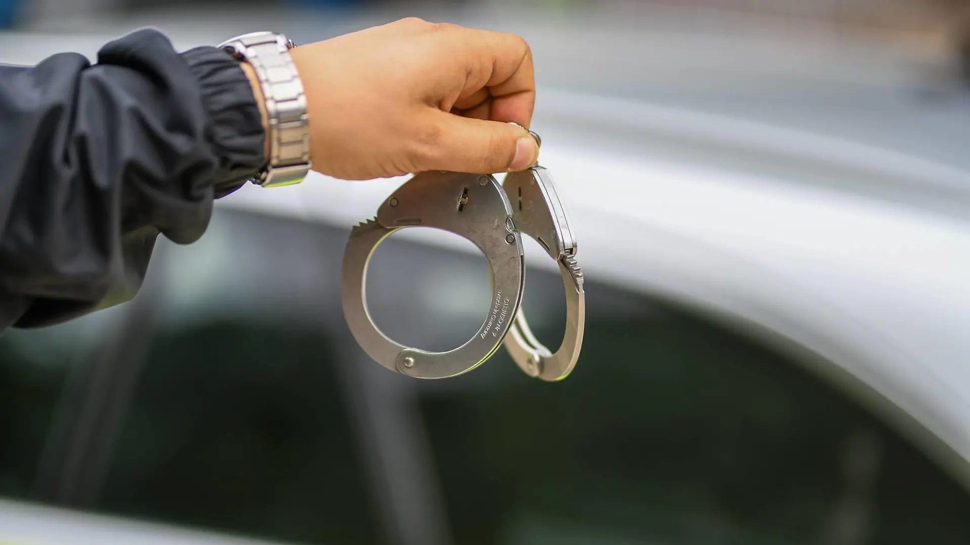 Themenbild Polizei, Polizei, Streifenwagen, Polizist mit Handschellen, Polizist mit Dienstpistole Baden-Württemberg Deutschland *** Theme Copyright: xonw-images.de/MariusxBullingx