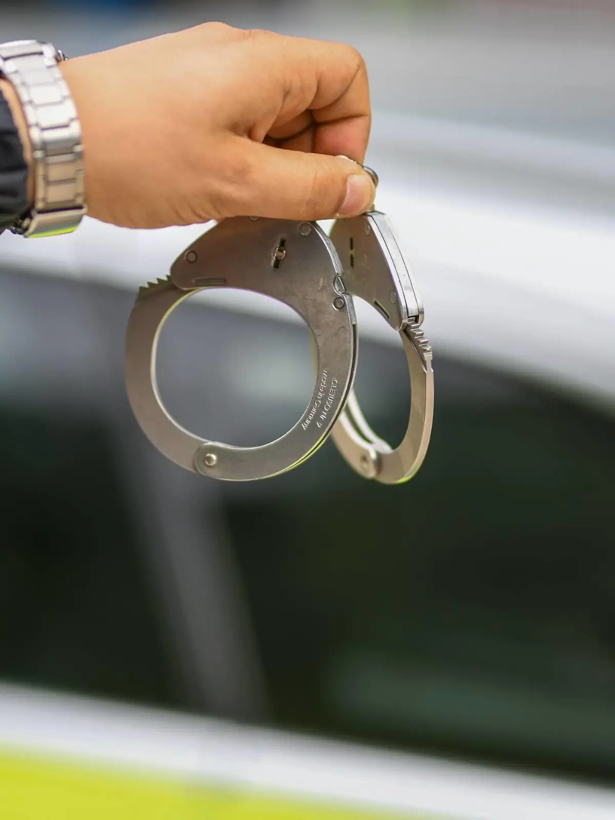 Themenbild Polizei, Polizei, Streifenwagen, Polizist mit Handschellen, Polizist mit Dienstpistole Baden-Württemberg Deutschland *** Theme Copyright: xonw-images.de/MariusxBullingx  
