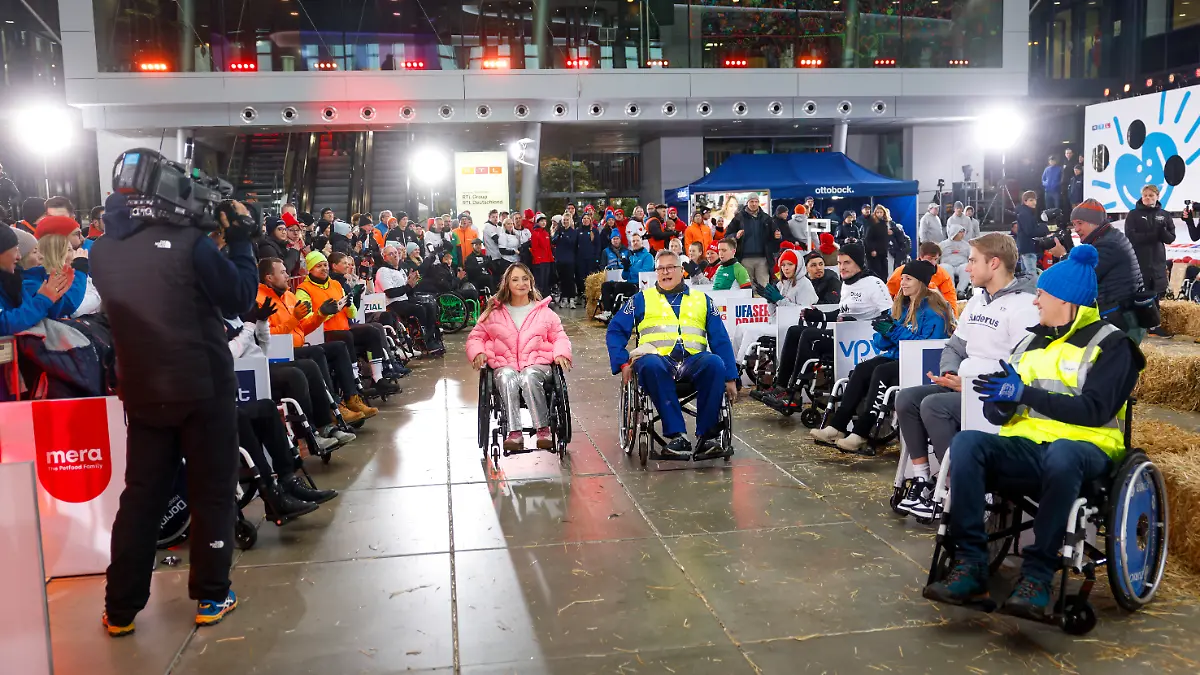 Kristina Vogel und RTL-Moderator Bernd Fuchs mit den Firmen-Teams der 24h-Inklusions-Challenge des 29. RTL-Spendenmarathons