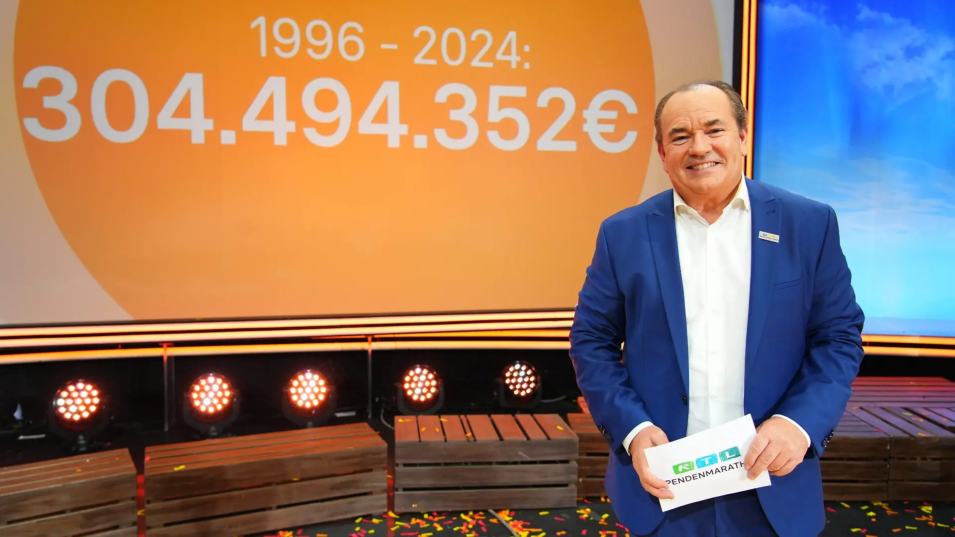 Wolfram Kons präsentiert die gesamte Spendensumme des ‘RTL-Spendenmarathon’ seit 1996: 304.494.352 Euro