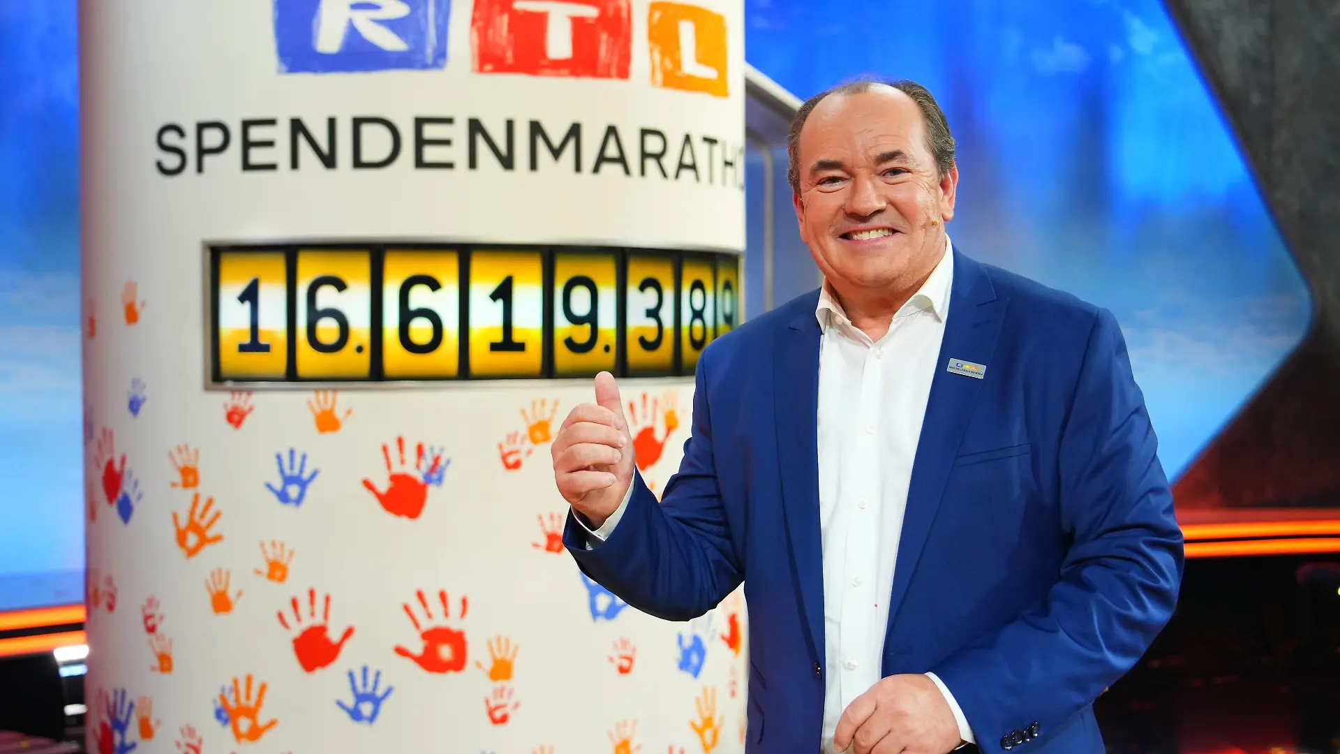 Das große Finale des ‘RTL-Spendenmarathon’ - Am Ende kann Moderator Wolram Kons insgesamt eine Spendensumme der letzten 24 Stunden in Höhe von 1.619.389 Euro präsentieren.