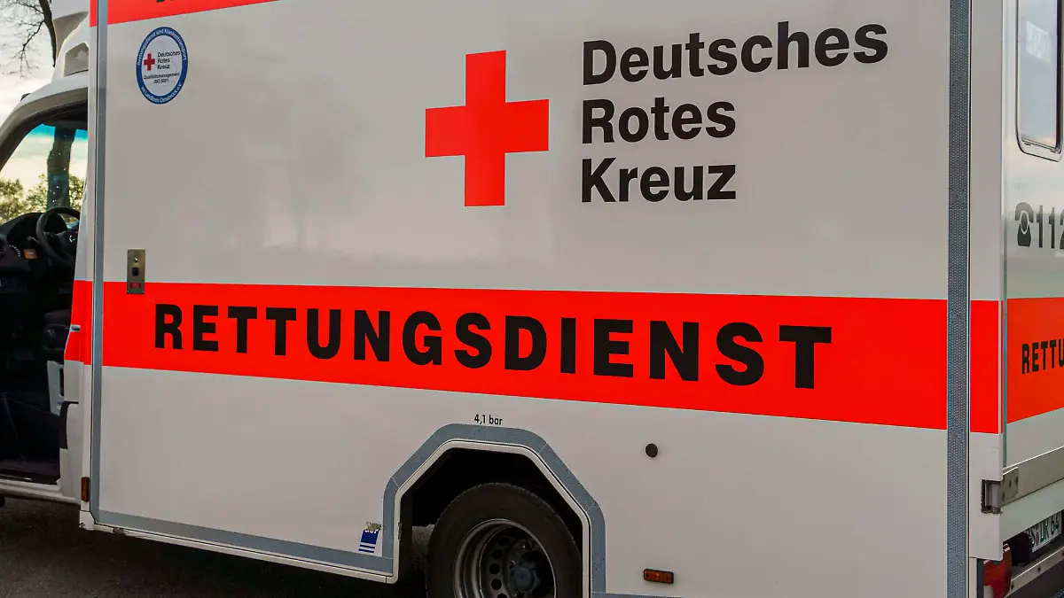 Ostercappeln, Deutschland 22. April 2022: Am Freitagmorgen gegen 7,35 Uhr kam es in Ostercappeln auf der Kreuzung Alter Damm/ Lutterdam wieder einmal zu einem schweren Vorfahrtunfall zu dem Rettungsdienst, Notarzt, Polizei und die Feuerwehr gerufen wurden. Ein Fahrer eines PKW Skoda war auf dem Lutterdamm aus Richtung Hunteburg aus kommend in Richtung Bramsche unterwegs gewesen. Dabei musste er den Alten Damm überqueren. Vor der Überquerung hätte er aber Aufgrund der Vorfahrtregelung (Stopschild) sein Fahrzeug anhalten müssen. Aus Richtung Vörden kommend war ein vorfahrtberechtigter Fahrer mit seinem VW Touran in Fahrtrichtung Ostercappeln unterwegs. Auf der Kreuzung kam es dann zu einem heftigen Crash bei dem beide Fahrzeuge total beschädigt und in den Seitenraum geschleudert wurden. Dabei wurde der Fahrer des VW Touran in seinem Fahrzeug eingeschlossen. Er musste von der Feuerwehr über die Beifahrerseite mit schwerem Gerät befreit werden. Dann wurde er schwerverletzt dem Rettungsdienst übergeben. Er kam genau wie der Unfallverursacher schwerverletzt mit dem Rettungswagen ins Krankenhaus. Die beiden total beschädigten Fahrzeuge wurden abgeschleppt. Die Kreuzung musste anschliessend gereinigt werden.